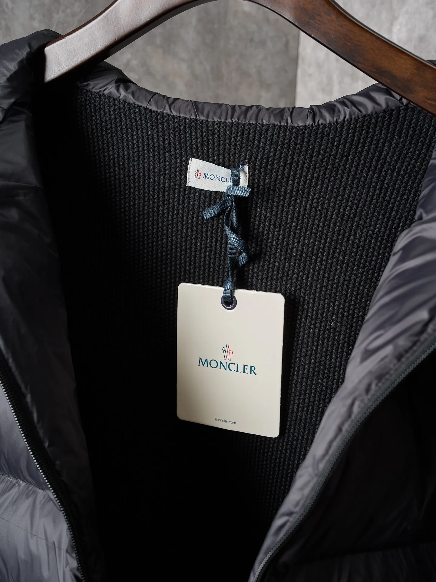 P780 Actual item hanging] MONCLER/Muzzled Black Label Wool Splicing Zipper Hooded Jacket (Version 2) [Ready Stock] S/1 M/2 L/3 XL/4 This wool hood is equipped with a filled down front and is a practical item suitable for multi-season wear. This hood features a quilted logo, highlighting the brand's heritage. Lightweight knit design, a versatile wardrobe piece that can be worn easily during mild weather Made in wool, Longue saison lining, Longue saison front, Down filling, Rib knit Micro soft hood, Zip closure Pockets, Logo quilting Logo patch
