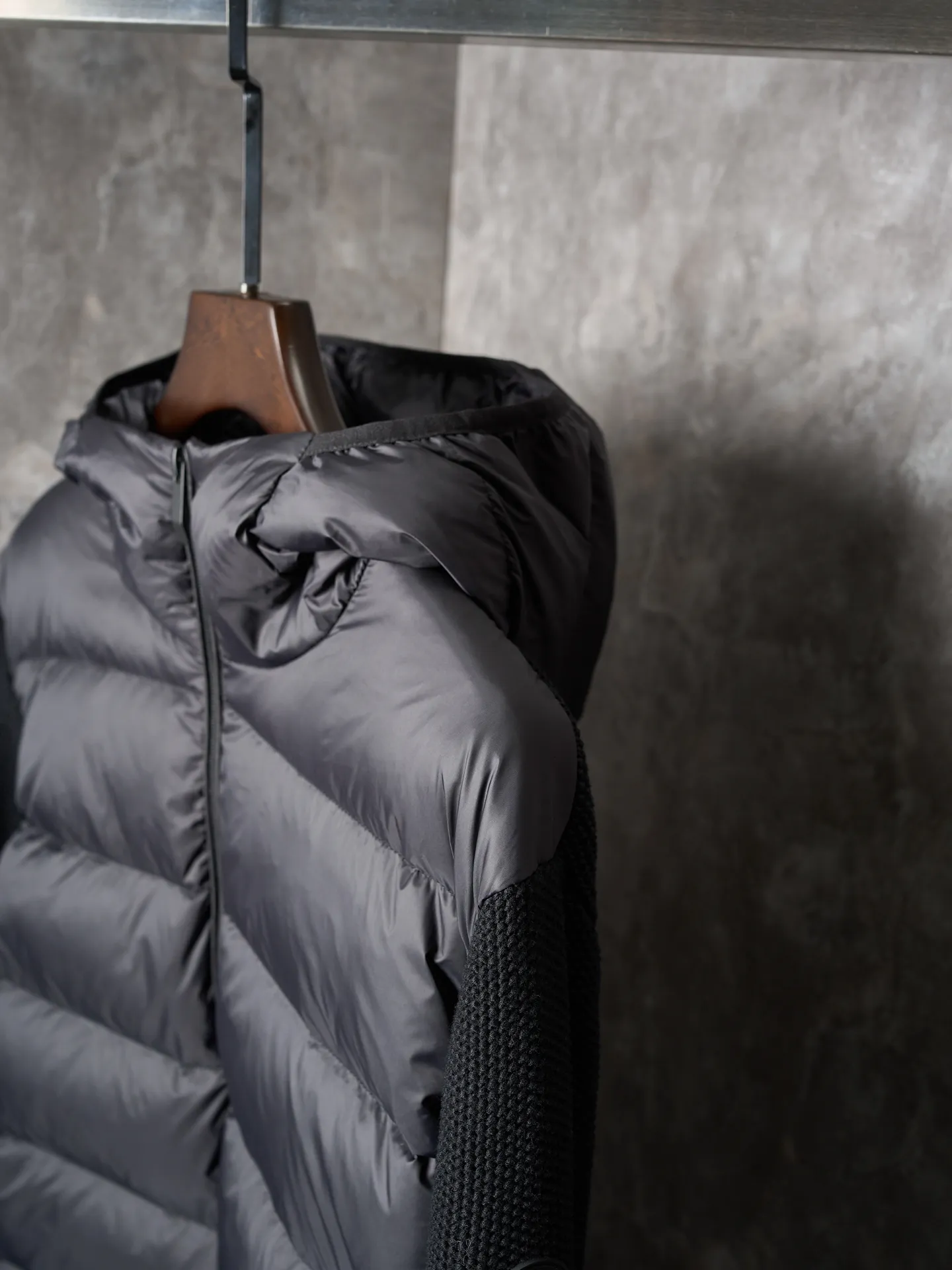 P780 Actual item hanging] MONCLER/Muzzled Black Label Wool Splicing Zipper Hooded Jacket (Version 2) [Ready Stock] S/1 M/2 L/3 XL/4 This wool hood is equipped with a filled down front and is a practical item suitable for multi-season wear. This hood features a quilted logo, highlighting the brand's heritage. Lightweight knit design, a versatile wardrobe piece that can be worn easily during mild weather Made in wool, Longue saison lining, Longue saison front, Down filling, Rib knit Micro soft hood, Zip closure Pockets, Logo quilting Logo patch