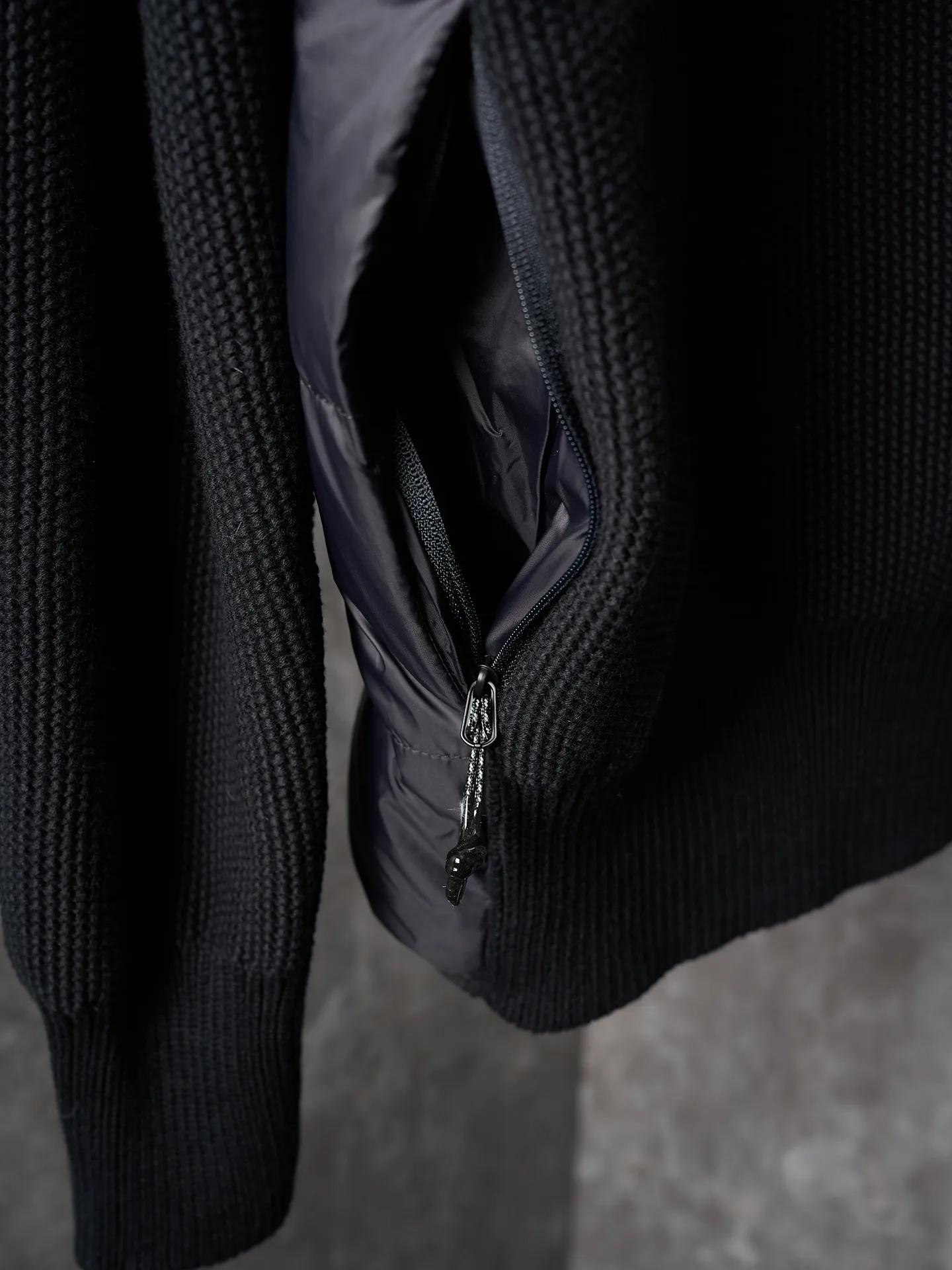P780 Actual item hanging] MONCLER/Muzzled Black Label Wool Splicing Zipper Hooded Jacket (Version 2) [Ready Stock] S/1 M/2 L/3 XL/4 This wool hood is equipped with a filled down front and is a practical item suitable for multi-season wear. This hood features a quilted logo, highlighting the brand's heritage. Lightweight knit design, a versatile wardrobe piece that can be worn easily during mild weather Made in wool, Longue saison lining, Longue saison front, Down filling, Rib knit Micro soft hood, Zip closure Pockets, Logo quilting Logo patch