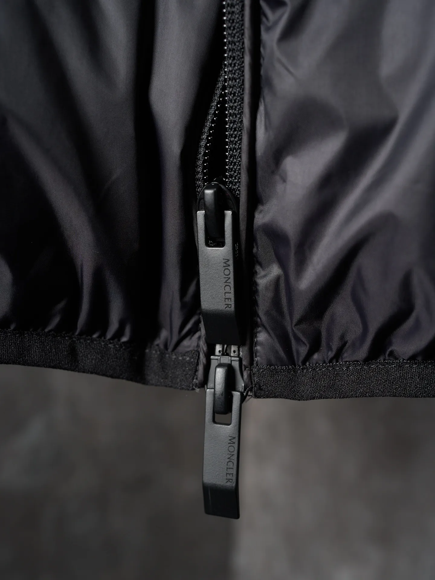 P780 Actual item hanging] MONCLER/Muzzled Black Label Wool Splicing Zipper Hooded Jacket (Version 2) [Ready Stock] S/1 M/2 L/3 XL/4 This wool hood is equipped with a filled down front and is a practical item suitable for multi-season wear. This hood features a quilted logo, highlighting the brand's heritage. Lightweight knit design, a versatile wardrobe piece that can be worn easily during mild weather Made in wool, Longue saison lining, Longue saison front, Down filling, Rib knit Micro soft hood, Zip closure Pockets, Logo quilting Logo patch