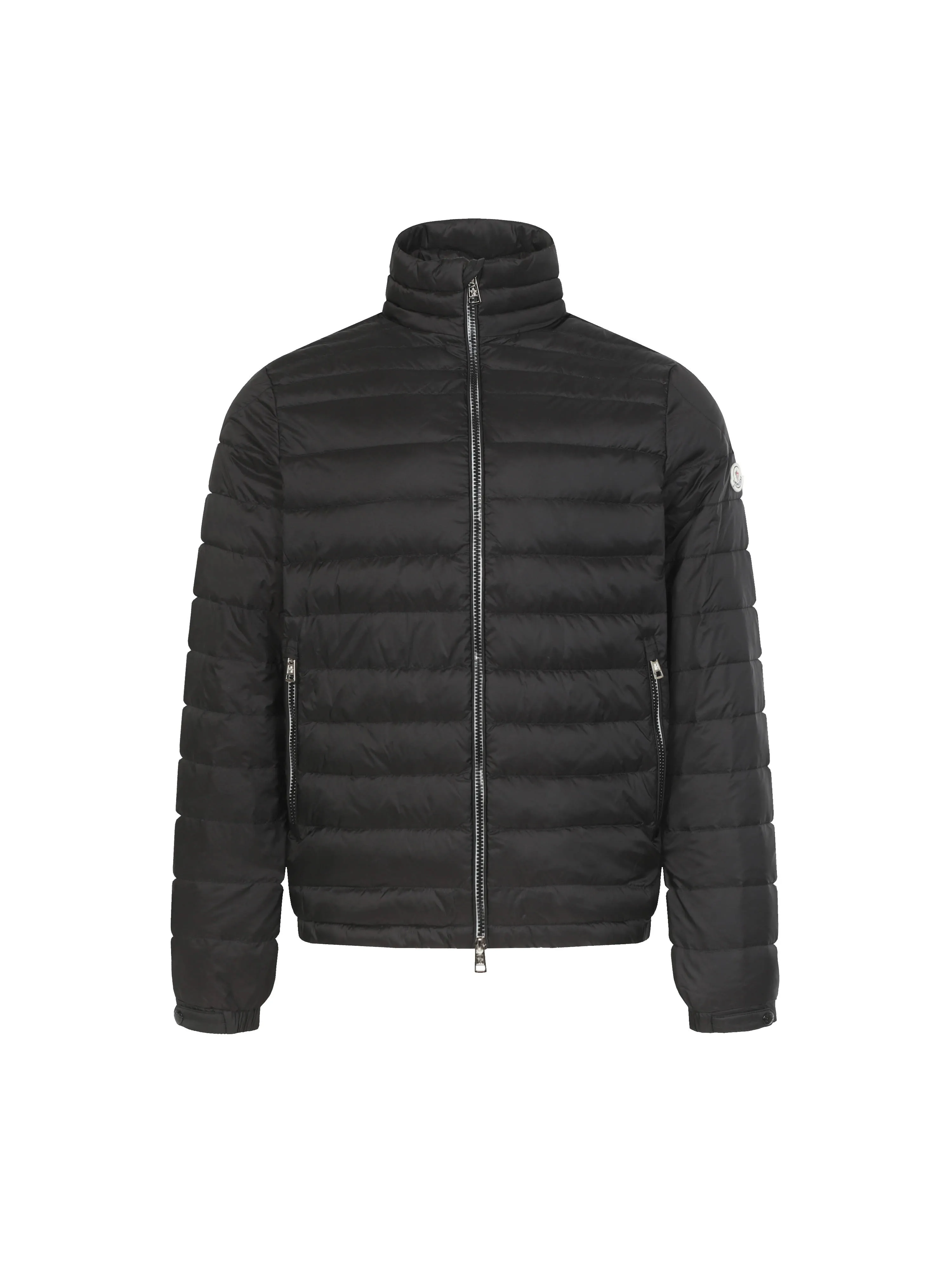 P900 Premium 90 down] Moncler Arnique short and light men's down jacket. Super soft and delicate fabric, white duck down filling. Extremely light and warm. The Arnique hooded down is made of polyester fiber outer fabric and is Moncler's classic men's design item.  The Arnique short down features classic checkered quilting and signature patch pockets on the sleeves, highlighting Moncler's style. The outer fabric reflects the brand's commitment to lowering its environmental footprint. Modular design, removable hood can be easily put on and taken off according to weather conditions. Details Made of polyester outer fabric Polyester lining Down filling Size : S-XXL