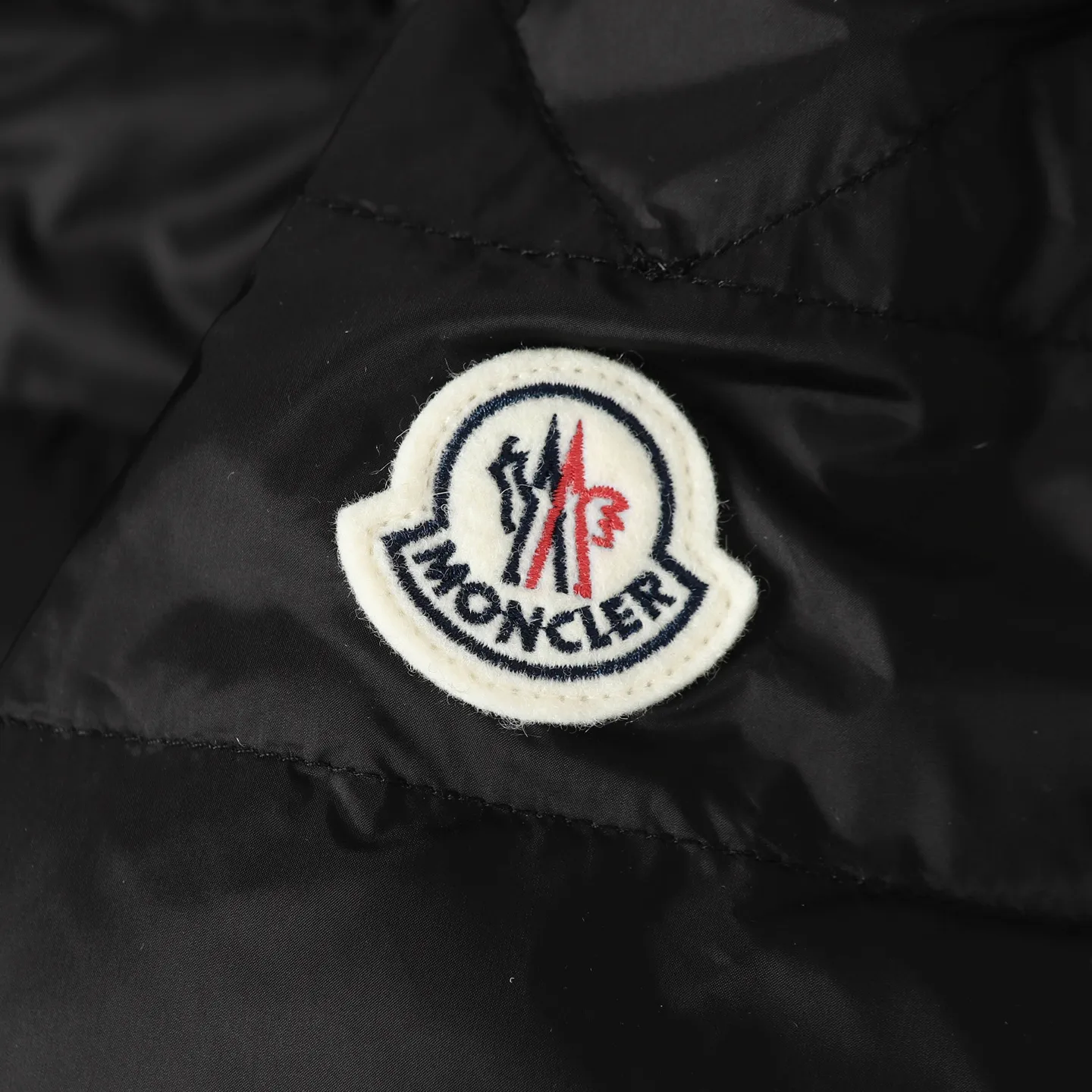 P900 Premium 90 down] Moncler Arnique short and light men's down jacket. Super soft and delicate fabric, white duck down filling. Extremely light and warm. The Arnique hooded down is made of polyester fiber outer fabric and is Moncler's classic men's design item.  The Arnique short down features classic checkered quilting and signature patch pockets on the sleeves, highlighting Moncler's style. The outer fabric reflects the brand's commitment to lowering its environmental footprint. Modular design, removable hood can be easily put on and taken off according to weather conditions. Details Made of polyester outer fabric Polyester lining Down filling Size : S-XXL