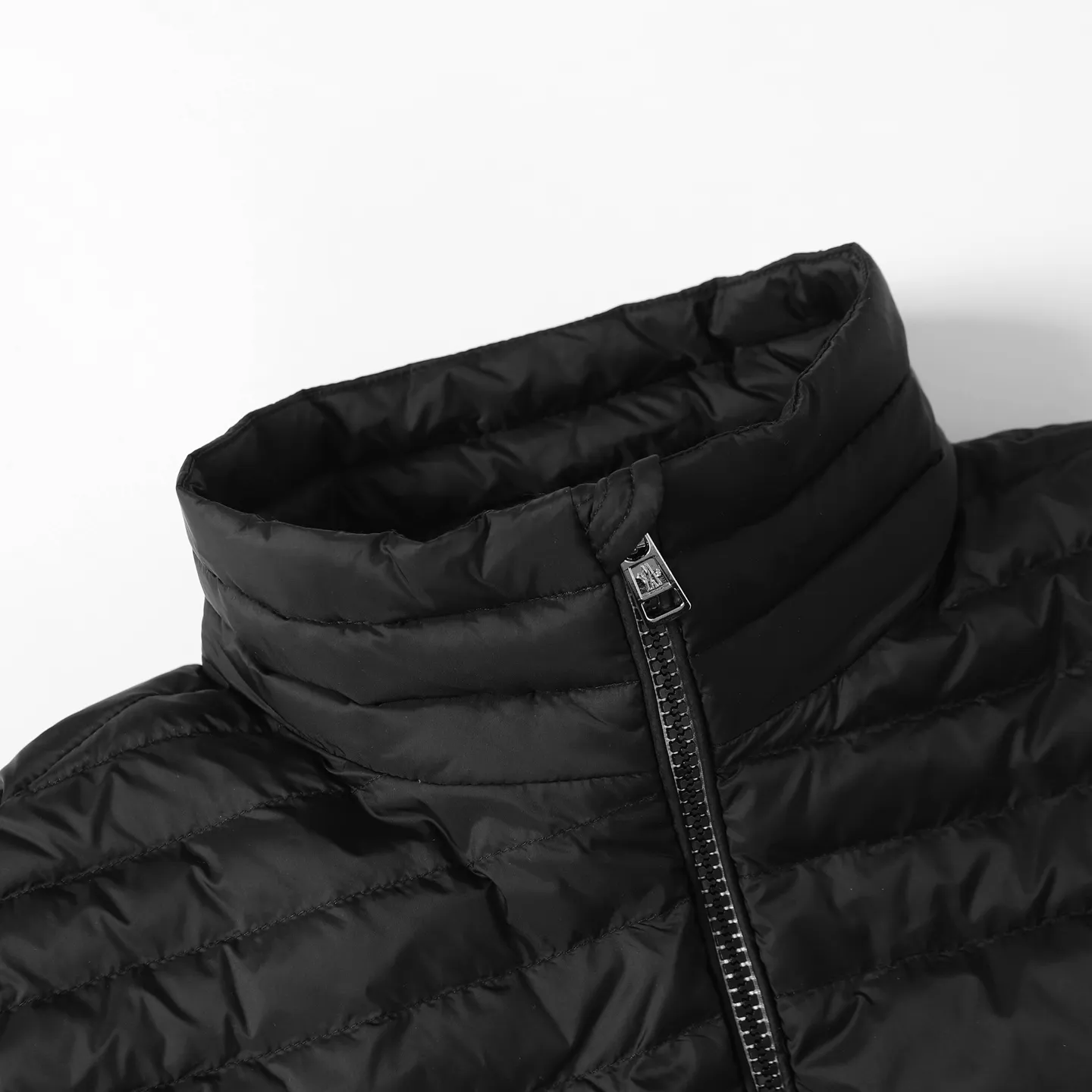 P900 Premium 90 down] Moncler Arnique short and light men's down jacket. Super soft and delicate fabric, white duck down filling. Extremely light and warm. The Arnique hooded down is made of polyester fiber outer fabric and is Moncler's classic men's design item.  The Arnique short down features classic checkered quilting and signature patch pockets on the sleeves, highlighting Moncler's style. The outer fabric reflects the brand's commitment to lowering its environmental footprint. Modular design, removable hood can be easily put on and taken off according to weather conditions. Details Made of polyester outer fabric Polyester lining Down filling Size : S-XXL