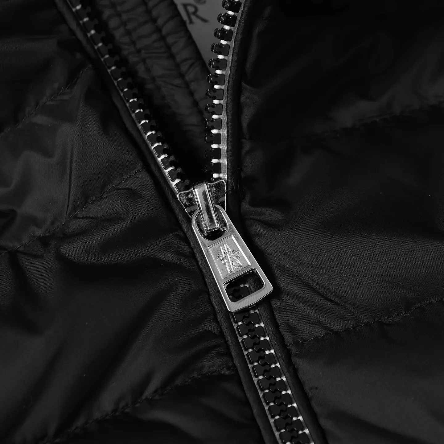 P900 Premium 90 down] Moncler Arnique short and light men's down jacket. Super soft and delicate fabric, white duck down filling. Extremely light and warm. The Arnique hooded down is made of polyester fiber outer fabric and is Moncler's classic men's design item.  The Arnique short down features classic checkered quilting and signature patch pockets on the sleeves, highlighting Moncler's style. The outer fabric reflects the brand's commitment to lowering its environmental footprint. Modular design, removable hood can be easily put on and taken off according to weather conditions. Details Made of polyester outer fabric Polyester lining Down filling Size : S-XXL