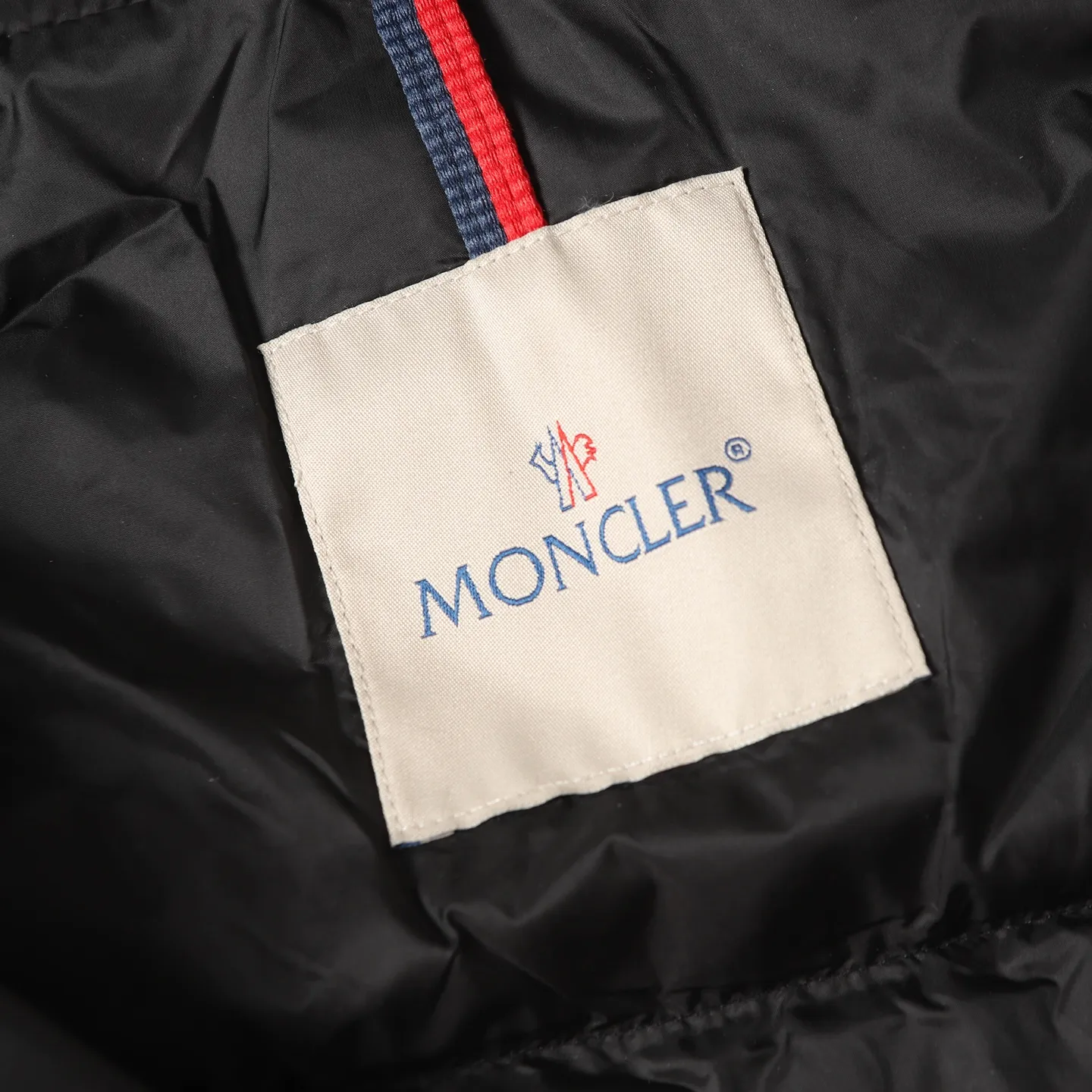P900 Premium 90 down] Moncler Arnique short and light men's down jacket. Super soft and delicate fabric, white duck down filling. Extremely light and warm. The Arnique hooded down is made of polyester fiber outer fabric and is Moncler's classic men's design item.  The Arnique short down features classic checkered quilting and signature patch pockets on the sleeves, highlighting Moncler's style. The outer fabric reflects the brand's commitment to lowering its environmental footprint. Modular design, removable hood can be easily put on and taken off according to weather conditions. Details Made of polyester outer fabric Polyester lining Down filling Size : S-XXL