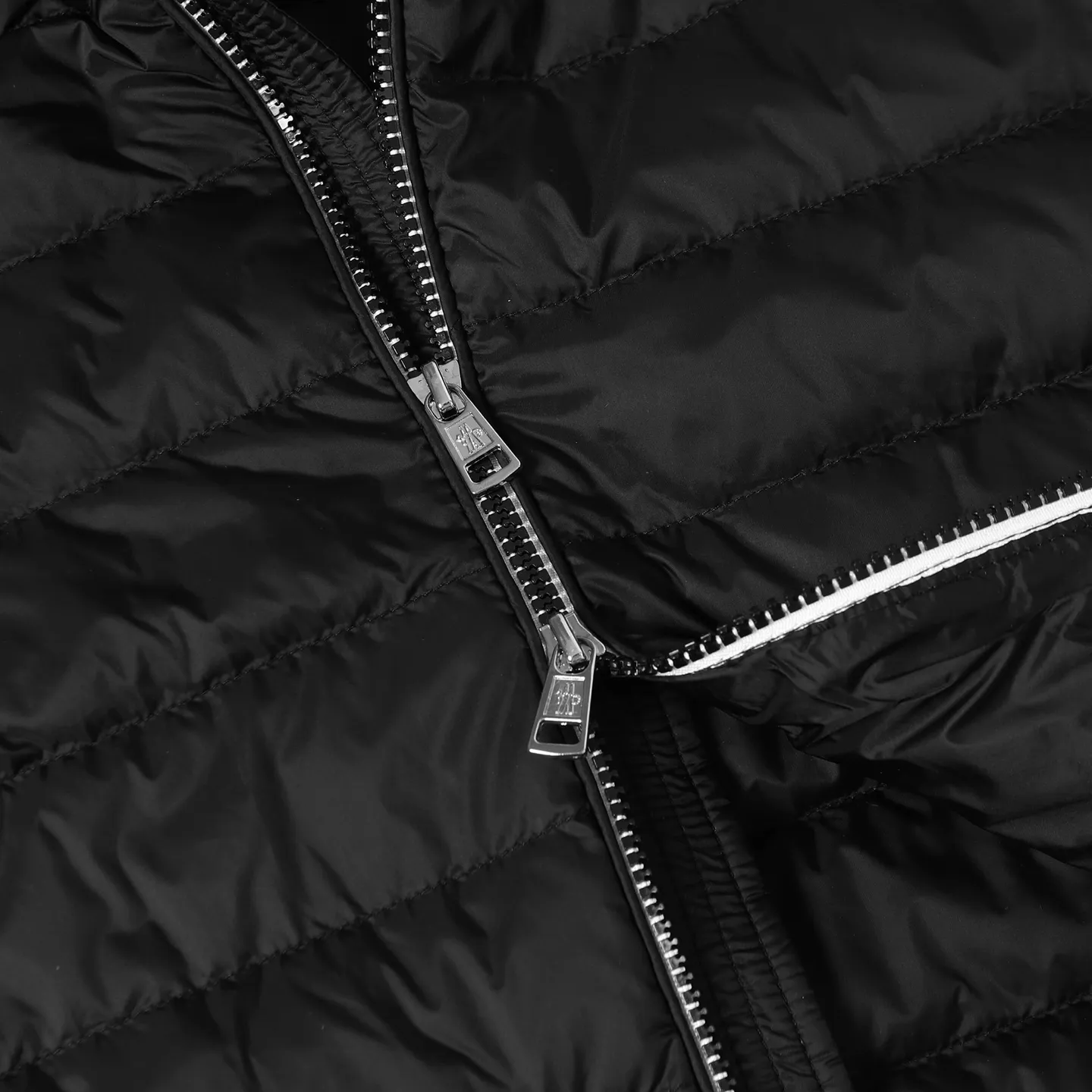 P900 Premium 90 down] Moncler Arnique short and light men's down jacket. Super soft and delicate fabric, white duck down filling. Extremely light and warm. The Arnique hooded down is made of polyester fiber outer fabric and is Moncler's classic men's design item.  The Arnique short down features classic checkered quilting and signature patch pockets on the sleeves, highlighting Moncler's style. The outer fabric reflects the brand's commitment to lowering its environmental footprint. Modular design, removable hood can be easily put on and taken off according to weather conditions. Details Made of polyester outer fabric Polyester lining Down filling Size : S-XXL
