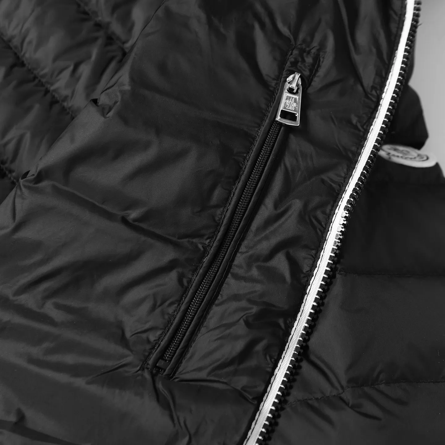P900 Premium 90 down] Moncler Arnique short and light men's down jacket. Super soft and delicate fabric, white duck down filling. Extremely light and warm. The Arnique hooded down is made of polyester fiber outer fabric and is Moncler's classic men's design item.  The Arnique short down features classic checkered quilting and signature patch pockets on the sleeves, highlighting Moncler's style. The outer fabric reflects the brand's commitment to lowering its environmental footprint. Modular design, removable hood can be easily put on and taken off according to weather conditions. Details Made of polyester outer fabric Polyester lining Down filling Size : S-XXL