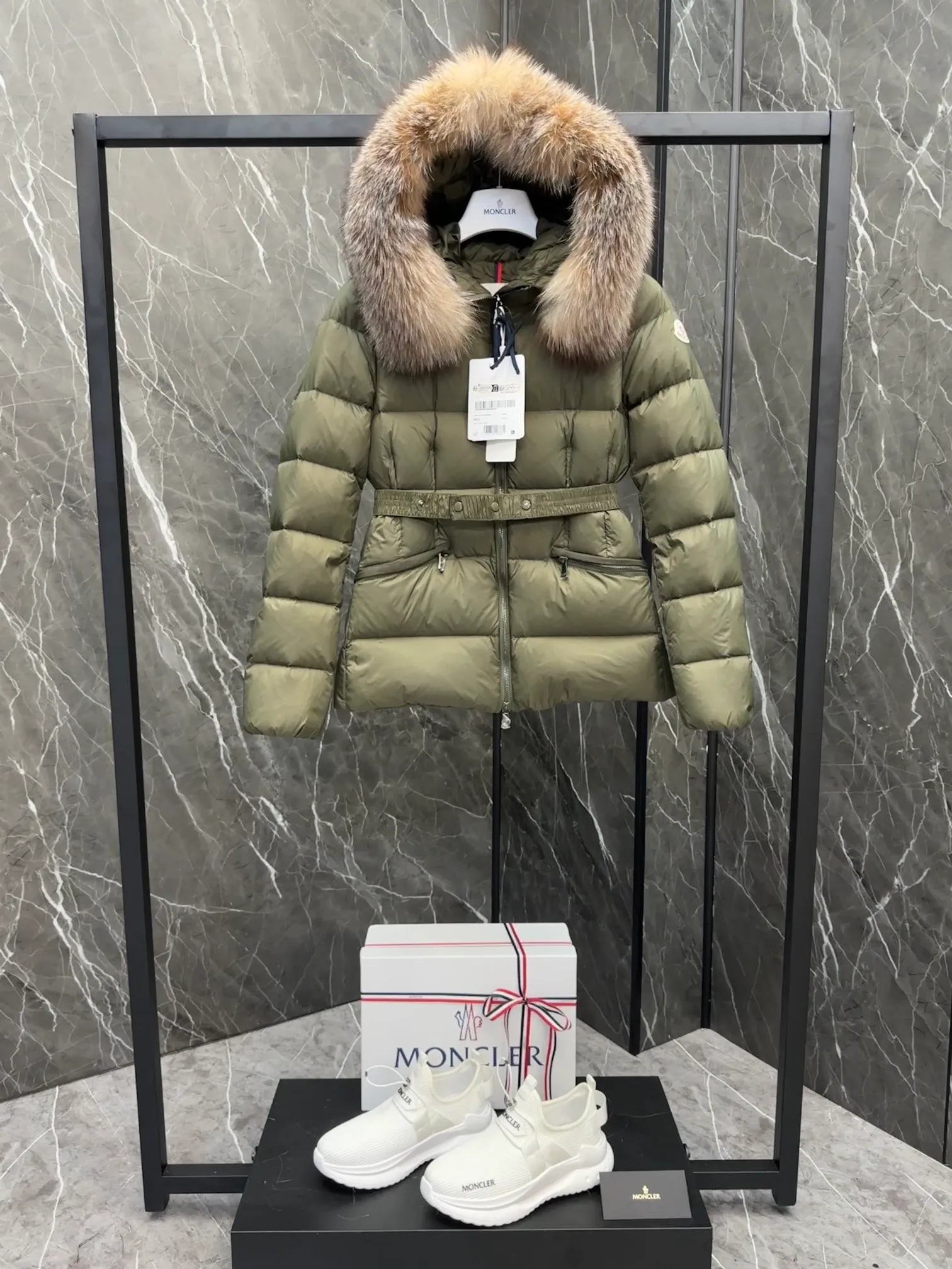 P1040 MONCLER Mouth Boed women's short style Boed women's down is made of longue saison fabric, embellished with fur trim, providing warmth and care. (!Fox fur collar imported from Finland, of course the fur collar needs to be larger to look good) Boed down has a soft silhouette design and is equipped with an exquisite belt to create a sophisticated and elegant winter look. Made of longue saison fabric with wool trim on the hood. Details · Made of longue saison fabric. Longue saison lining · Filled with down · Hood with removable fleece trim · Two-way zip closure · Elasticated waistband with patent snap buttons · Zippered lateral pockets with grosgrain piping · Adjustable elastic cuffs