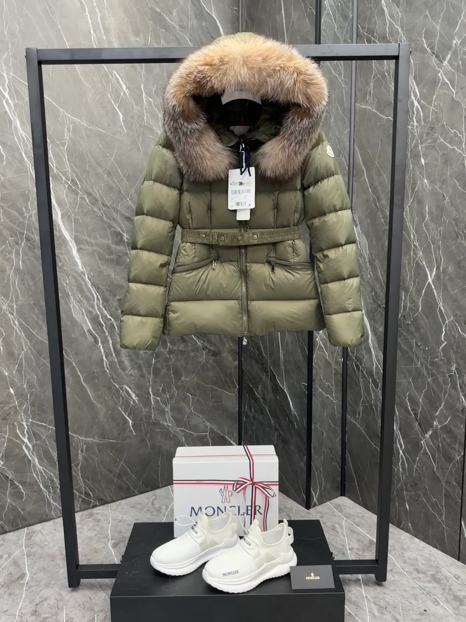 P1040 MONCLER Mouth Boed women's short style Boed women's down is made of longue saison fabric, embellished with fur trim, providing warmth and care. (!Fox fur collar imported from Finland, of course the fur collar needs to be larger to look good) Boed down has a soft silhouette design and is equipped with an exquisite belt to create a sophisticated and elegant winter look. Made of longue saison fabric with wool trim on the hood. Details · Made of longue saison fabric. Longue saison lining · Filled with down · Hood with removable fleece trim · Two-way zip closure · Elasticated waistband with patent snap buttons · Zippered lateral pockets with grosgrain piping · Adjustable elastic cuffs