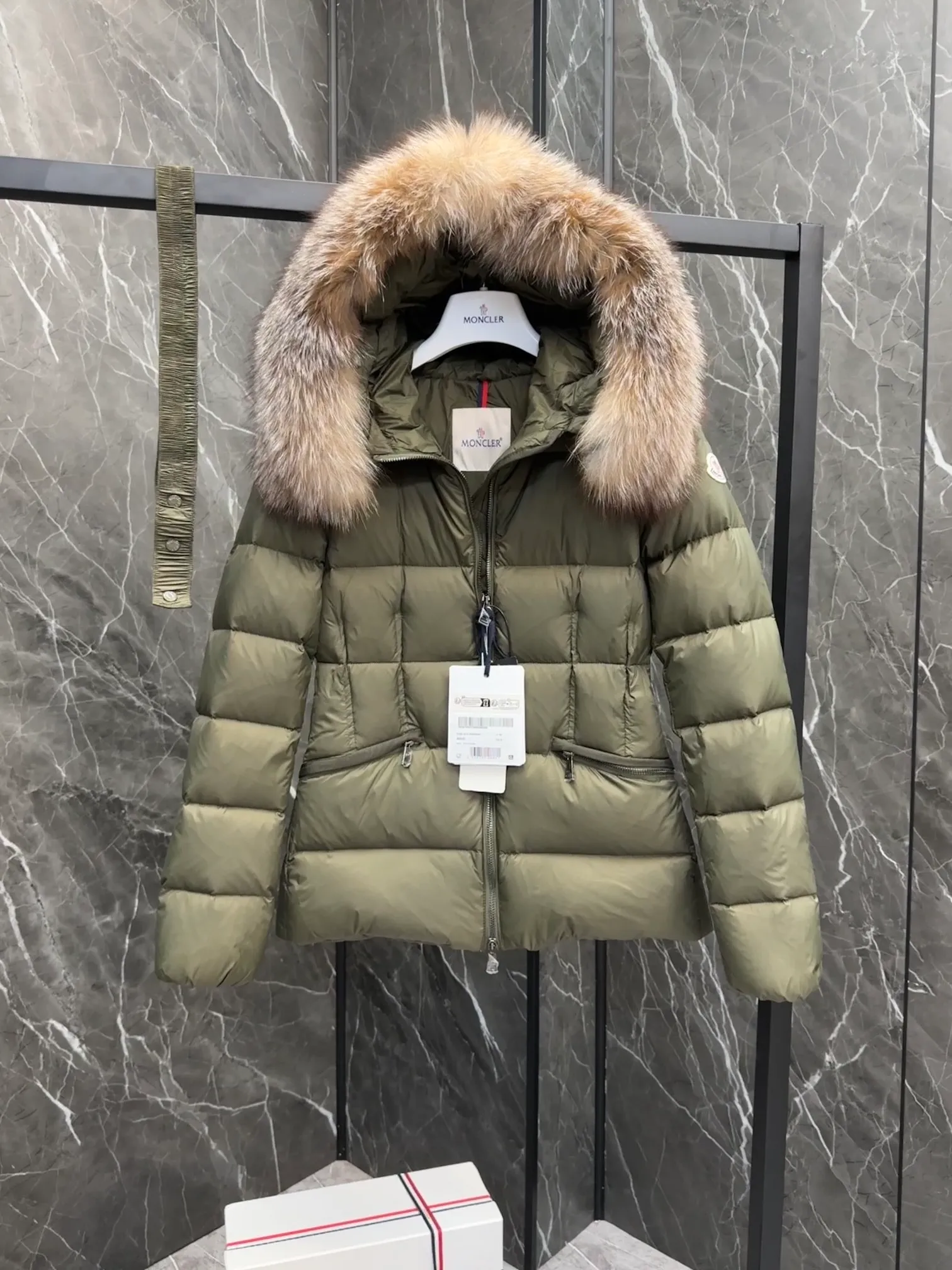 P1040 MONCLER Mouth Boed women's short style Boed women's down is made of longue saison fabric, embellished with fur trim, providing warmth and care. (!Fox fur collar imported from Finland, of course the fur collar needs to be larger to look good) Boed down has a soft silhouette design and is equipped with an exquisite belt to create a sophisticated and elegant winter look. Made of longue saison fabric with wool trim on the hood. Details · Made of longue saison fabric. Longue saison lining · Filled with down · Hood with removable fleece trim · Two-way zip closure · Elasticated waistband with patent snap buttons · Zippered lateral pockets with grosgrain piping · Adjustable elastic cuffs