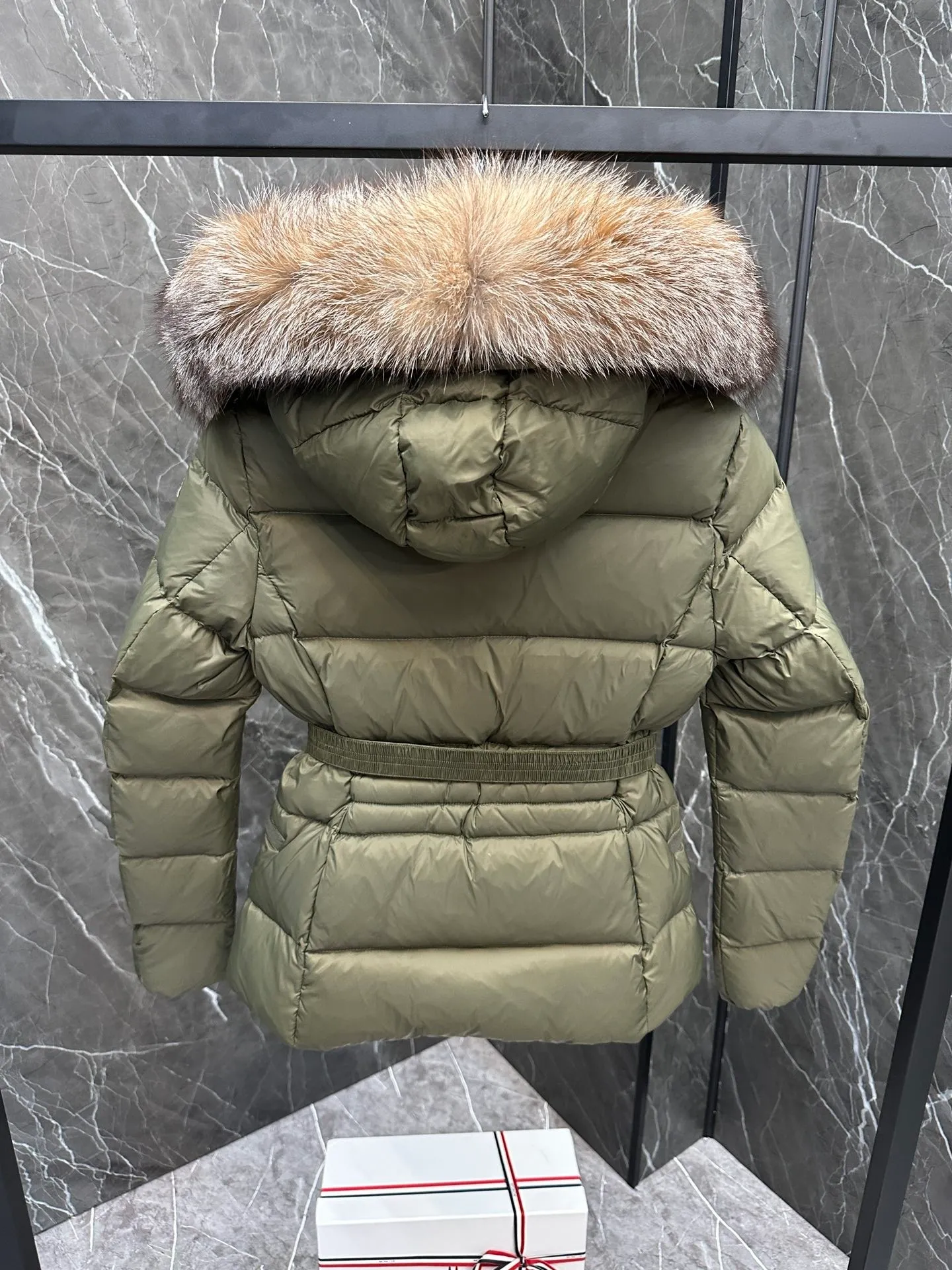 P1040 MONCLER Mouth Boed women's short style Boed women's down is made of longue saison fabric, embellished with fur trim, providing warmth and care. (!Fox fur collar imported from Finland, of course the fur collar needs to be larger to look good) Boed down has a soft silhouette design and is equipped with an exquisite belt to create a sophisticated and elegant winter look. Made of longue saison fabric with wool trim on the hood. Details · Made of longue saison fabric. Longue saison lining · Filled with down · Hood with removable fleece trim · Two-way zip closure · Elasticated waistband with patent snap buttons · Zippered lateral pockets with grosgrain piping · Adjustable elastic cuffs