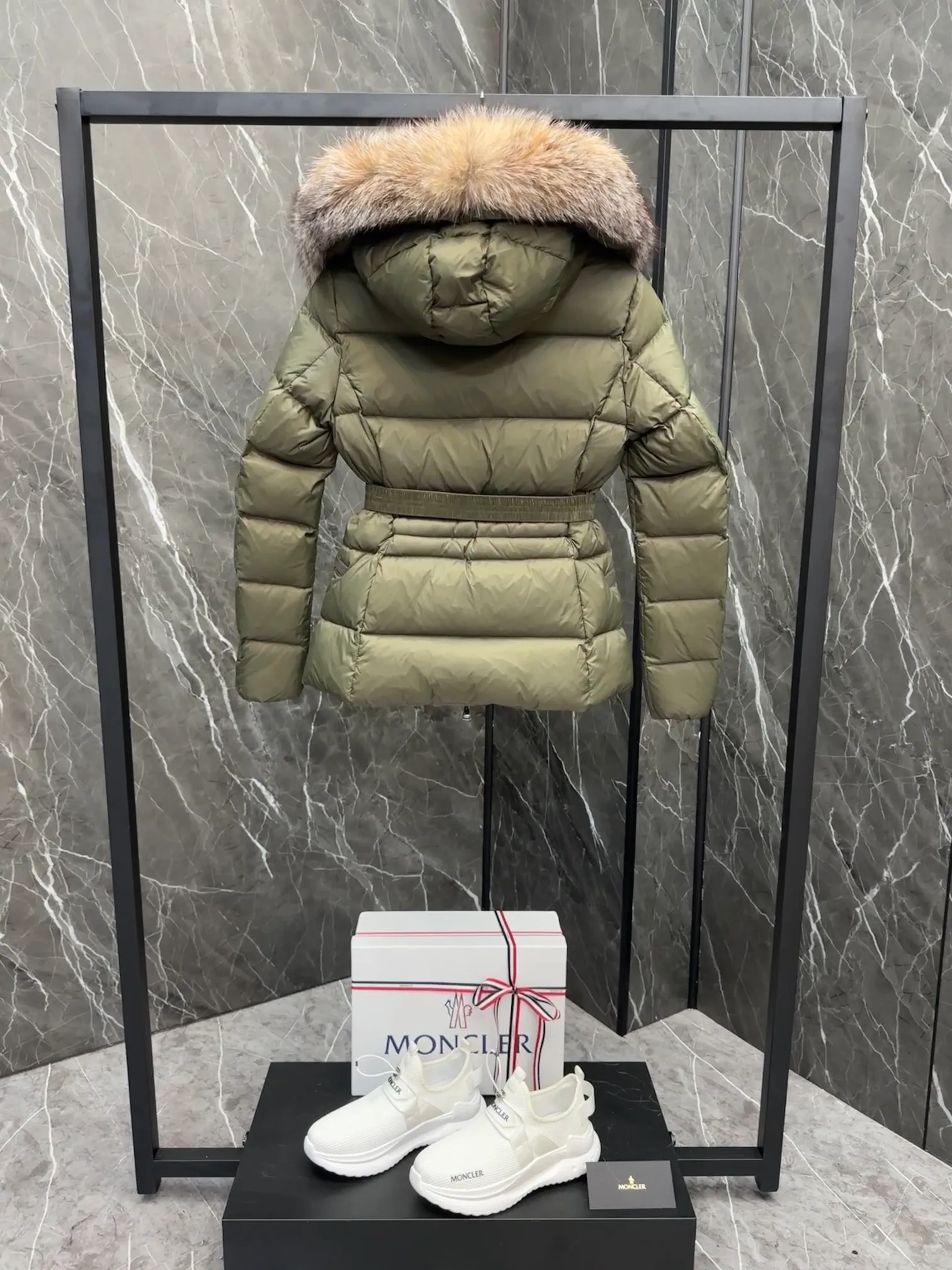 P1040 MONCLER Mouth Boed women's short style Boed women's down is made of longue saison fabric, embellished with fur trim, providing warmth and care. (!Fox fur collar imported from Finland, of course the fur collar needs to be larger to look good) Boed down has a soft silhouette design and is equipped with an exquisite belt to create a sophisticated and elegant winter look. Made of longue saison fabric with wool trim on the hood. Details · Made of longue saison fabric. Longue saison lining · Filled with down · Hood with removable fleece trim · Two-way zip closure · Elasticated waistband with patent snap buttons · Zippered lateral pockets with grosgrain piping · Adjustable elastic cuffs