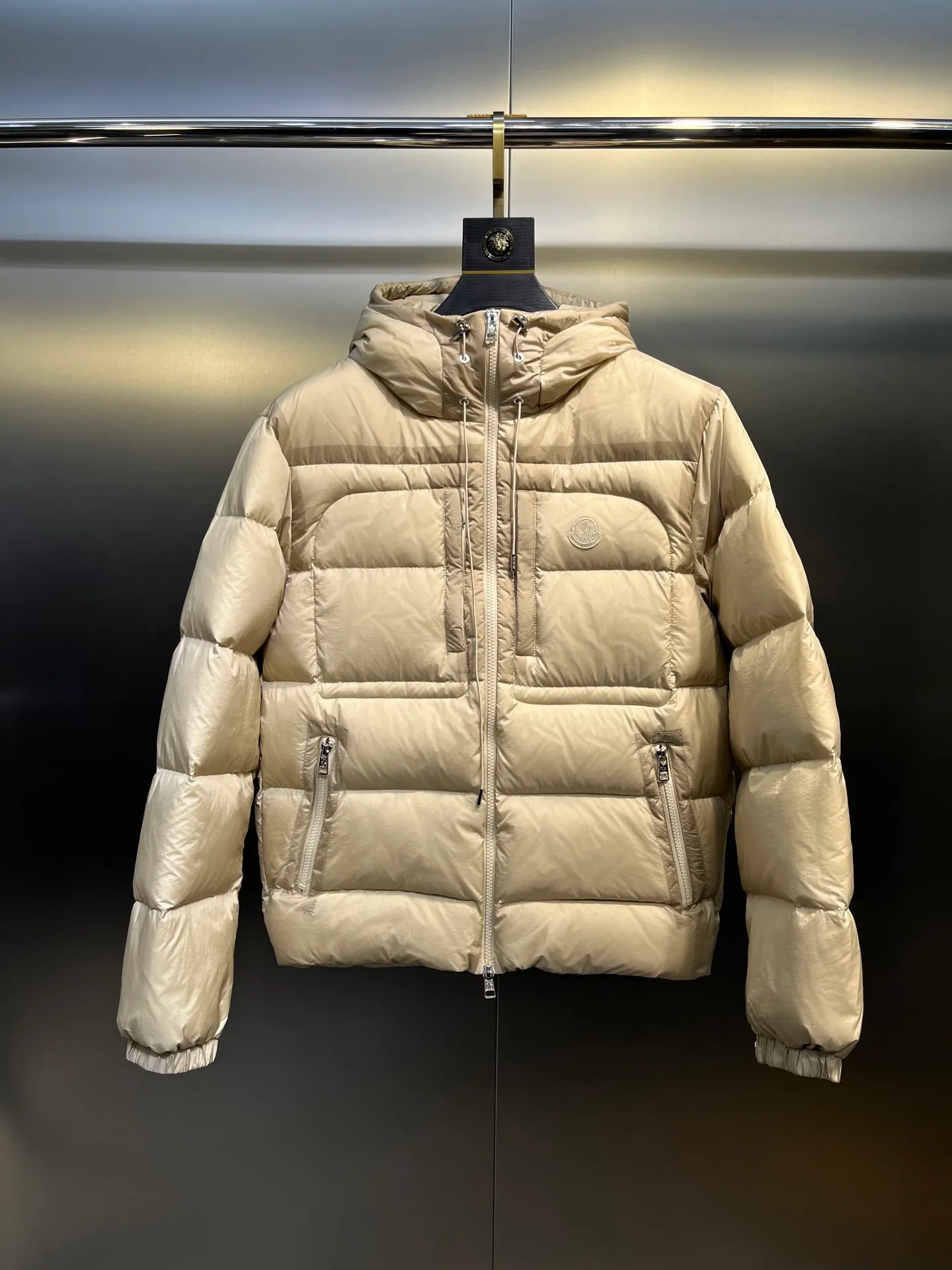 P1020 moncler 🌟2025 new autumn and winter down jacket. Original 1:1 custom-made hardware accessories, all imported and original customization. Welcome to compare at the counter. Absolutely high quality. Made of top-grade 90 white duck down. Super soft. Full and fluffy. Super heavy workmanship. Fabric workmanship and perfect shape. Note that the fabric is super comfortable. Exclusive model. Non-market goods. Same sizes for men and women.  size: 12345