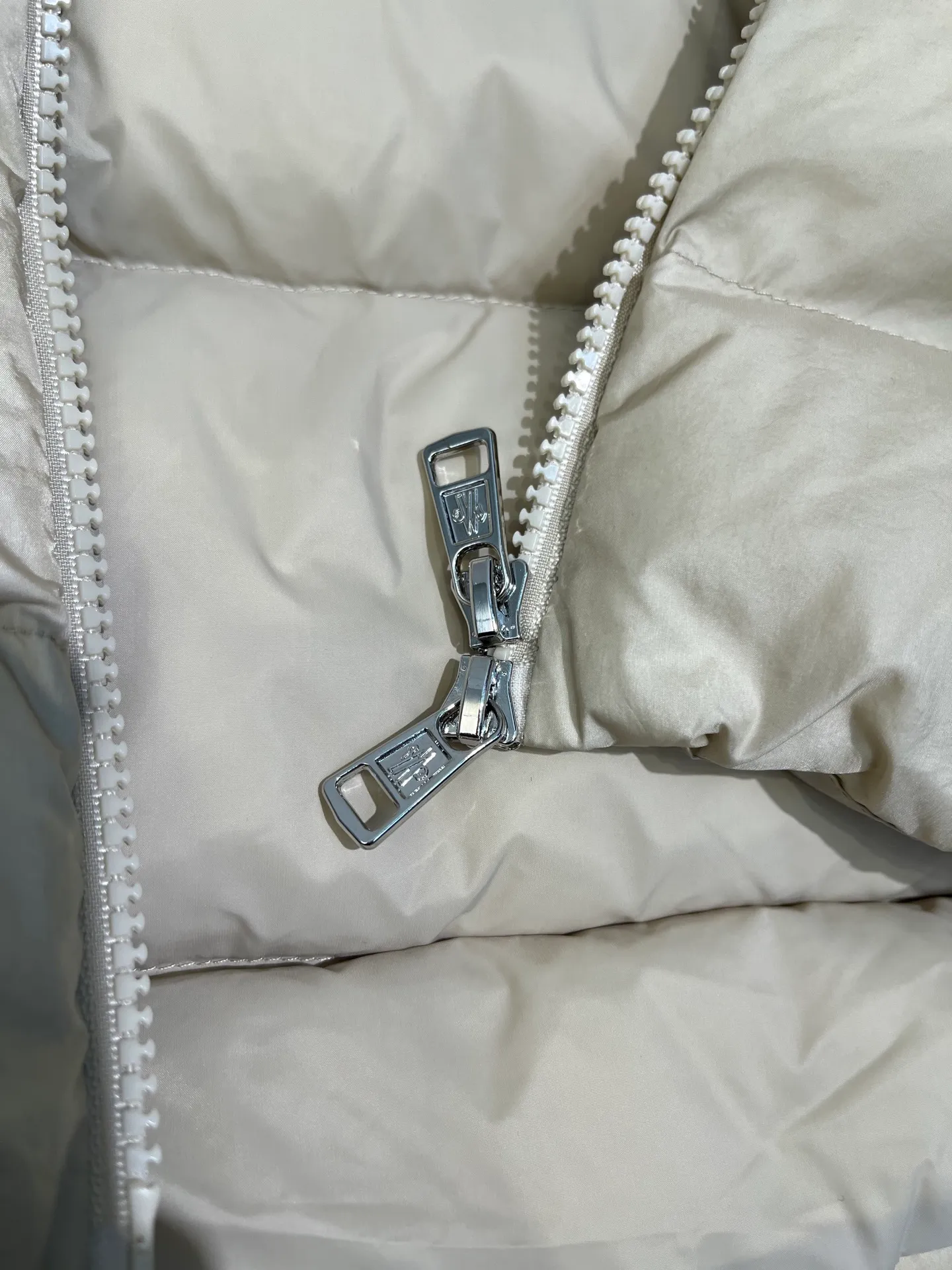 P1020 moncler 🌟2025 new autumn and winter down jacket. Original 1:1 custom-made hardware accessories, all imported and original customization. Welcome to compare at the counter. Absolutely high quality. Made of top-grade 90 white duck down. Super soft. Full and fluffy. Super heavy workmanship. Fabric workmanship and perfect shape. Note that the fabric is super comfortable. Exclusive model. Non-market goods. Same sizes for men and women.  size: 12345