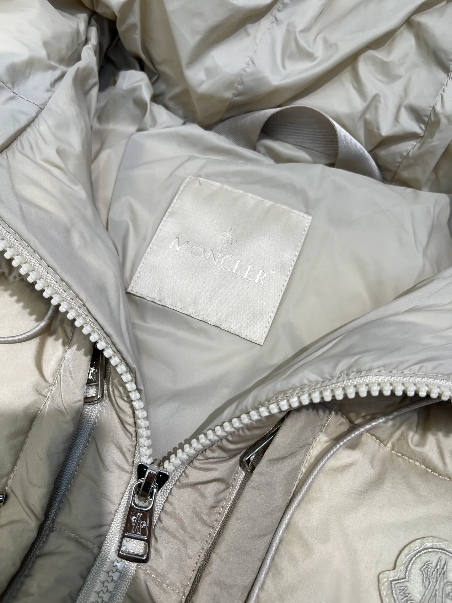 P1020 moncler 🌟2025 new autumn and winter down jacket. Original 1:1 custom-made hardware accessories, all imported and original customization. Welcome to compare at the counter. Absolutely high quality. Made of top-grade 90 white duck down. Super soft. Full and fluffy. Super heavy workmanship. Fabric workmanship and perfect shape. Note that the fabric is super comfortable. Exclusive model. Non-market goods. Same sizes for men and women.  size: 12345