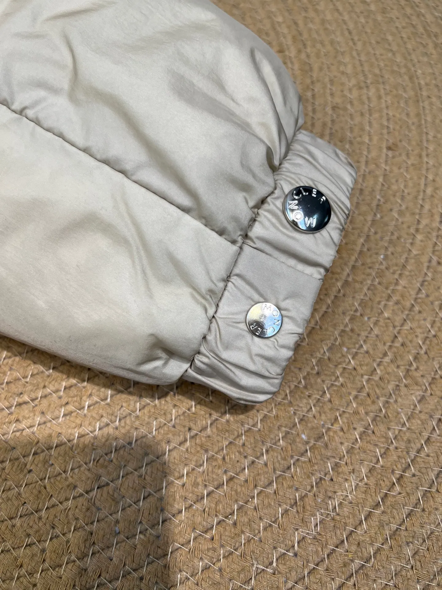 P1020 moncler 🌟2025 new autumn and winter down jacket. Original 1:1 custom-made hardware accessories, all imported and original customization. Welcome to compare at the counter. Absolutely high quality. Made of top-grade 90 white duck down. Super soft. Full and fluffy. Super heavy workmanship. Fabric workmanship and perfect shape. Note that the fabric is super comfortable. Exclusive model. Non-market goods. Same sizes for men and women.  size: 12345