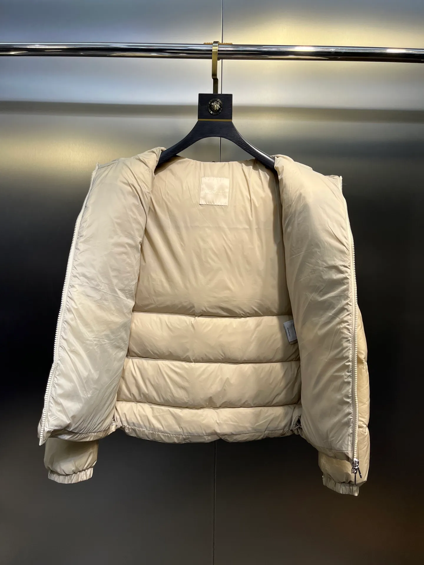 P1020 moncler 🌟2025 new autumn and winter down jacket. Original 1:1 custom-made hardware accessories, all imported and original customization. Welcome to compare at the counter. Absolutely high quality. Made of top-grade 90 white duck down. Super soft. Full and fluffy. Super heavy workmanship. Fabric workmanship and perfect shape. Note that the fabric is super comfortable. Exclusive model. Non-market goods. Same sizes for men and women.  size: 12345