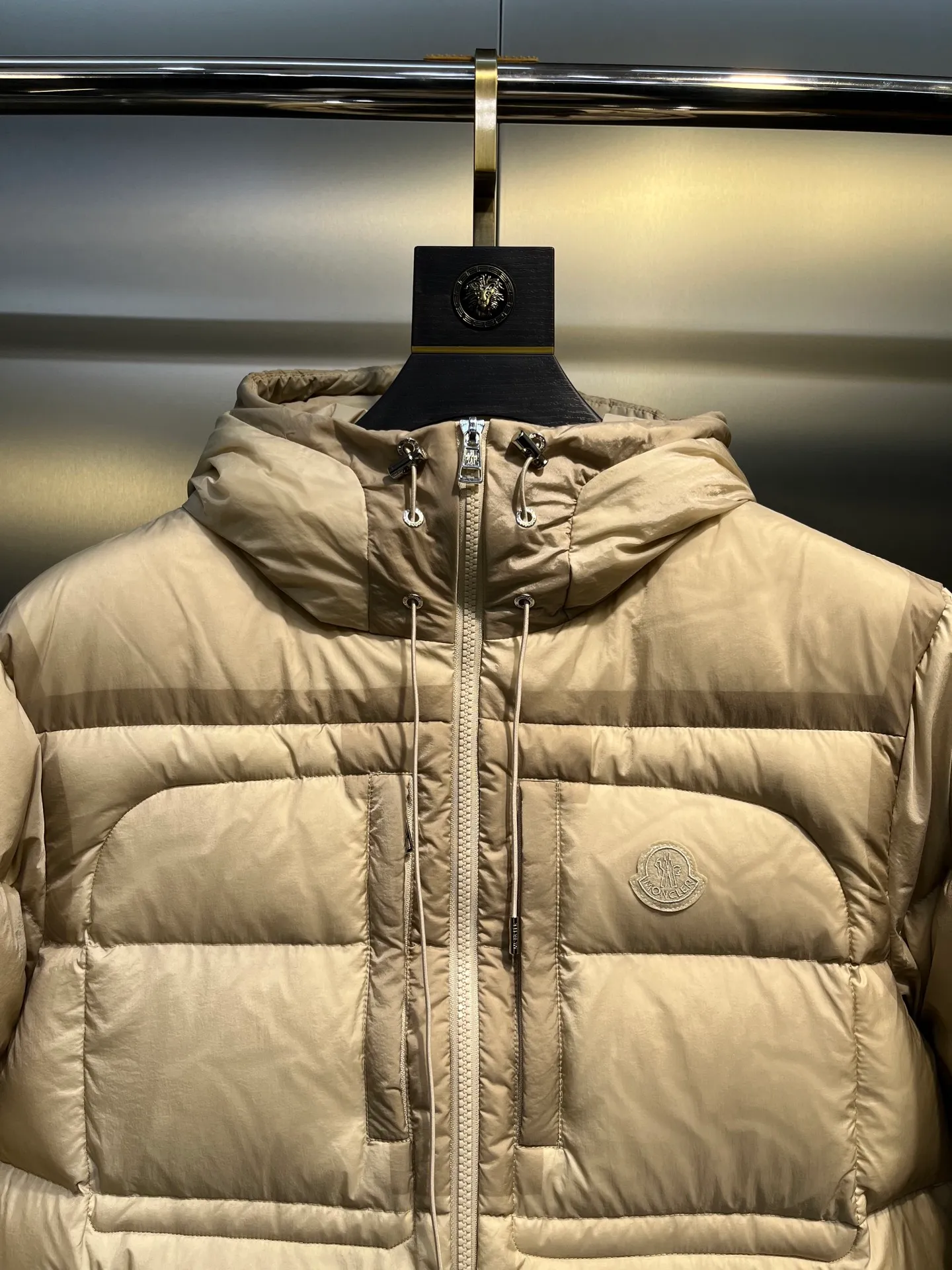 P1020 moncler 🌟2025 new autumn and winter down jacket. Original 1:1 custom-made hardware accessories, all imported and original customization. Welcome to compare at the counter. Absolutely high quality. Made of top-grade 90 white duck down. Super soft. Full and fluffy. Super heavy workmanship. Fabric workmanship and perfect shape. Note that the fabric is super comfortable. Exclusive model. Non-market goods. Same sizes for men and women.  size: 12345
