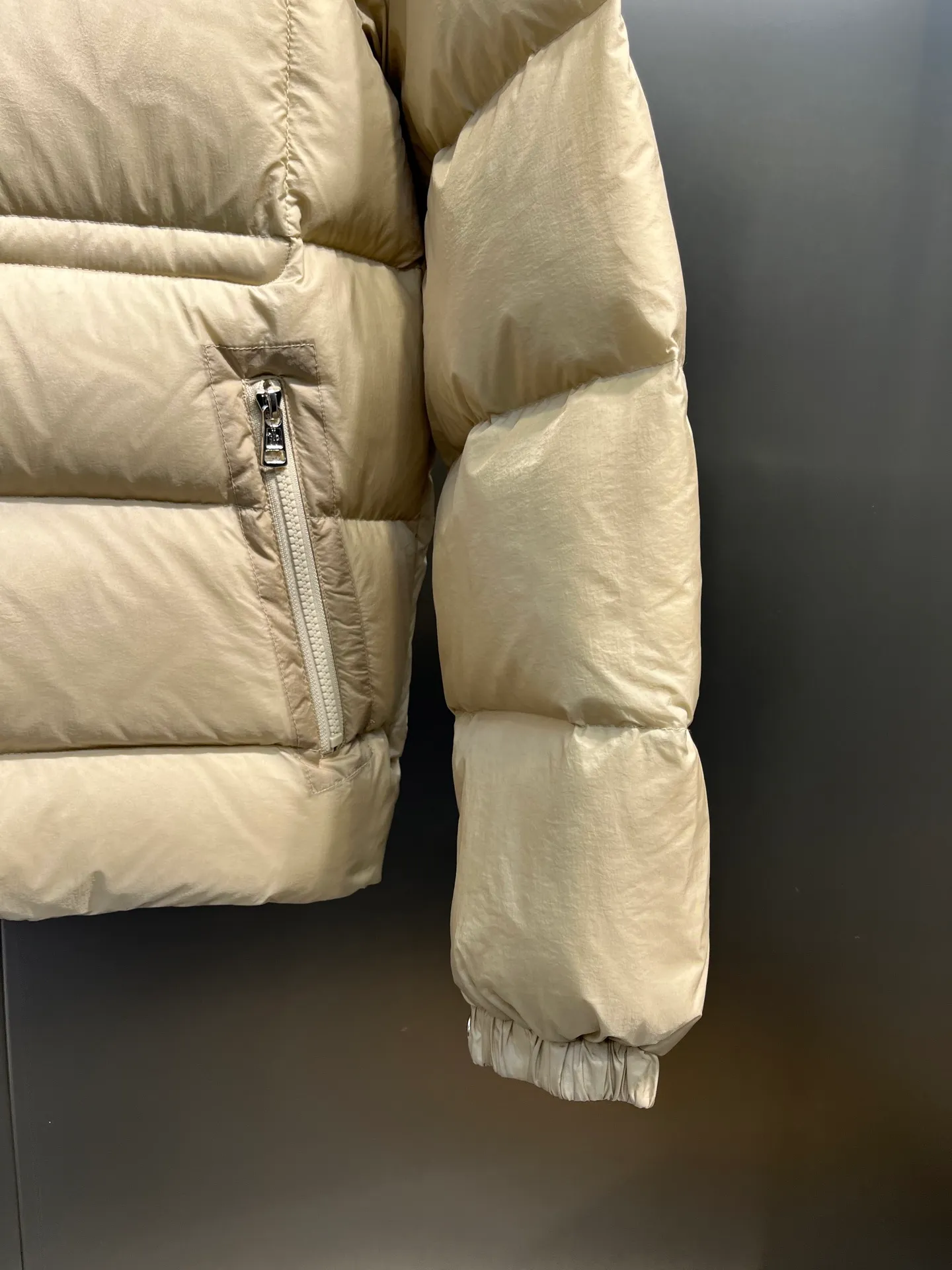 P1020 moncler 🌟2025 new autumn and winter down jacket. Original 1:1 custom-made hardware accessories, all imported and original customization. Welcome to compare at the counter. Absolutely high quality. Made of top-grade 90 white duck down. Super soft. Full and fluffy. Super heavy workmanship. Fabric workmanship and perfect shape. Note that the fabric is super comfortable. Exclusive model. Non-market goods. Same sizes for men and women.  size: 12345