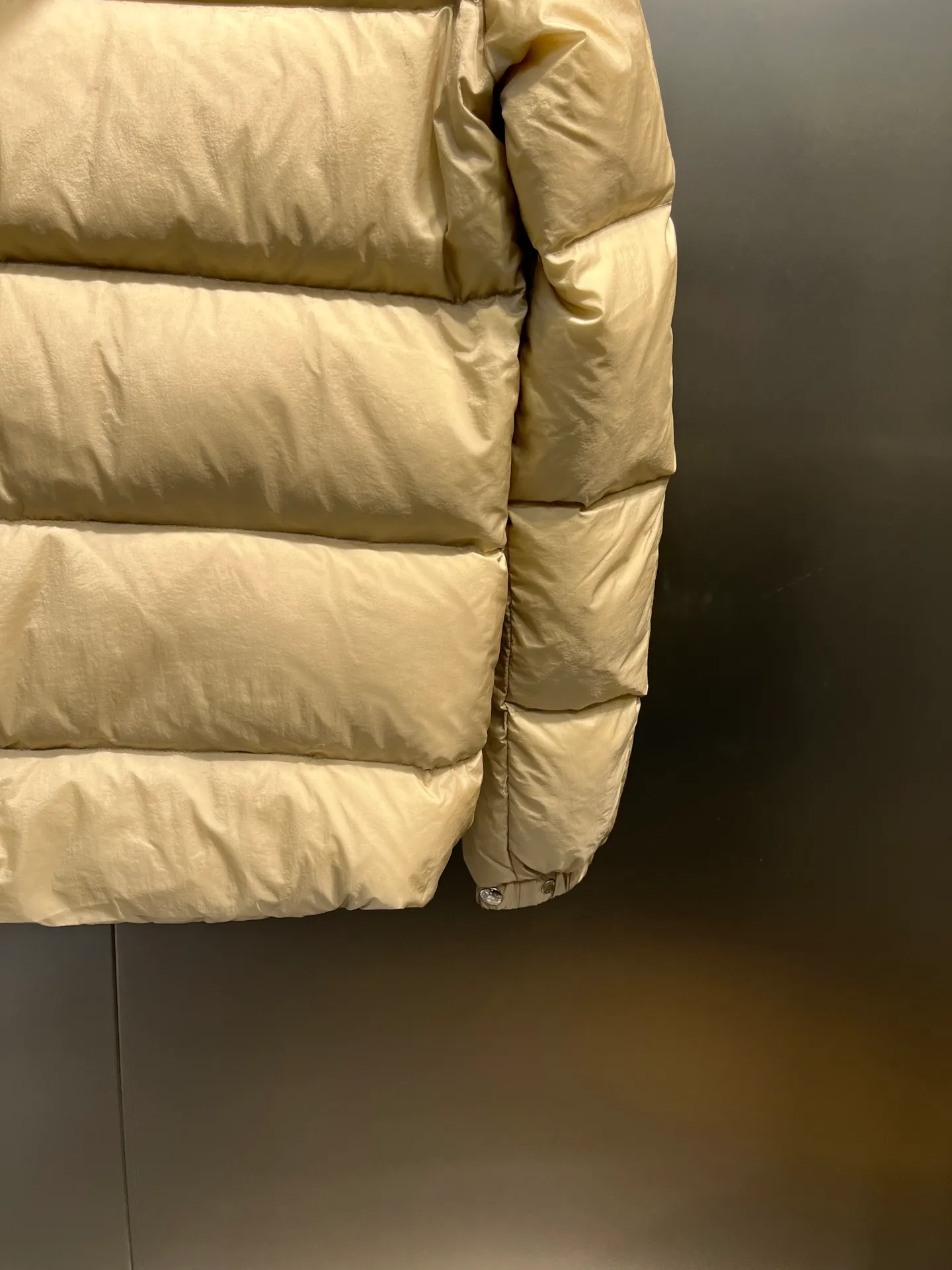 P1020 moncler 🌟2025 new autumn and winter down jacket. Original 1:1 custom-made hardware accessories, all imported and original customization. Welcome to compare at the counter. Absolutely high quality. Made of top-grade 90 white duck down. Super soft. Full and fluffy. Super heavy workmanship. Fabric workmanship and perfect shape. Note that the fabric is super comfortable. Exclusive model. Non-market goods. Same sizes for men and women.  size: 12345