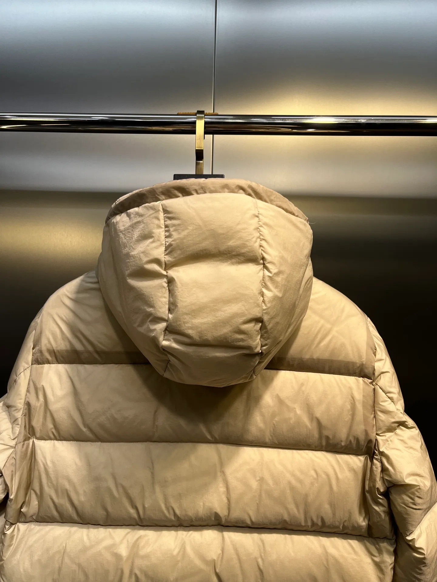 P1020 moncler 🌟2025 new autumn and winter down jacket. Original 1:1 custom-made hardware accessories, all imported and original customization. Welcome to compare at the counter. Absolutely high quality. Made of top-grade 90 white duck down. Super soft. Full and fluffy. Super heavy workmanship. Fabric workmanship and perfect shape. Note that the fabric is super comfortable. Exclusive model. Non-market goods. Same sizes for men and women.  size: 12345