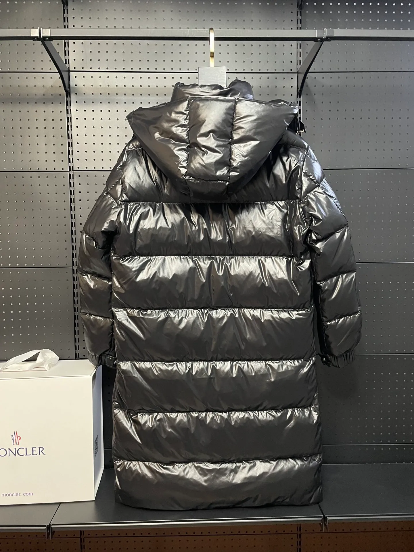 P860 Moncler 022 new autumn and winter long down jacket. I have been looking forward to the Maya/Maya down jacket for a year. It is one of the most beautiful down jackets on earth for couples. It is a collection of Moncler archives. Maya is the most popular series in the classic main line of M family. Buying it at the counter or official website is basically a rush. It is normal to not be able to buy the color you like and the size that suits you! Excellent trade channel! Same style for men and women! Classic urban casual style, versatile and simple hooded down jacket! The Hanoverian Long Down Jacket is crafted from signature shiny patented nylon and features performance details for warmth and protection. This classic Moncler piece is equipped with a detachable hood and a flap zipper fly to enhance the protective performance of the overall design. • Made of patented nylon • Lacquered nylon village • Filled with down • Detachable hood with snap buttons and elastic drawstring • Zipper closure • Logo snap closure on collar • Zipper closure on outer pocket • Logo snap closure on patch pocket • Zipper closure on inner pocket • Logo snap closure on flap • Elastic drawcord on hem ✨Detachable hood gives this down jacket more matching options. A down jacket can be worn in a variety of styles, top-grade down, an absolute surprise! ✨ Toray’s glossy outer material is supplied by customers, and the 15D nylon fabric/lining is of the highest standard. The fabric feels smooth and has a very textured feel. The whole down jacket has four layers of fabric, and the two inner layers are made of the best 400D gallbladder cloth and woolen! The velvet will never run away ✨💚The contrasting color lining makes the whole dress refreshing, and Yuhuang deserves it. A must-have style, highly recommended. ✨Equipped with classic rectangular quilting to ensure even distribution of down inside, bringing you the ultimate warm and comfortable wearing experience, while also being very fashionable and stylish! ✨It is filled with imported European standard 90% white goose down, high-quality 90 down standard, and it has good bulkiness, down filling, and hand feel. You can hardly feel the hair, and you don’t have to worry about the velvet problem. It can effectively lock in and collect heat. You can feel its full state by looking at the actual pictures. It is very light on the upper body and does not feel bloated at all! ✨Double zipper pockets on both sides, No. 5 resin zipper closure; soft and non-stuck; there is no problem in putting a mobile phone card holder! Double placket design, external snap button; No. 5 resin zipper on the inside to block the wind; block the cold wind in the cold winter! Original durable accessories and hardware ~ all made to order! It shows the aura of big brands everywhere, highlights the high-end style and quality, is simple and elegant, and looks good no matter how you wear it. ✨The Velcro sleeves adjust the size of the cuffs according to different situations, making the wind and snow weather more comfortable. Mengkou has been focusing on production for 10 years, and the perfect combination of every link ensures the smoothness of each piece of clothing. The Rolls-Royce of the down jacket industry~ A must-have series for all fans, it is still so classic, still so outstanding, a single product that perfectly meets all kinds of dressing needs! The M family classic series is particularly easy to match. The concave shape in winter is naturally indispensable for such high-end configurations, and its dressing magic is very powerful. Basically, all types are easy to control, and the slim-fitting configuration will not be bloated. With the discomfort, the style and tonality of the upper body are more outstanding and outstanding. The charm of the outfit is naturally more advanced, more outstanding and slimmer, but without losing warmth. Whether it is worn outside or worn inside, I believe this style is the perfect choice! Enjoy the same style as the original version with you!! Style number: A80# Size: 0 1 2 3 4