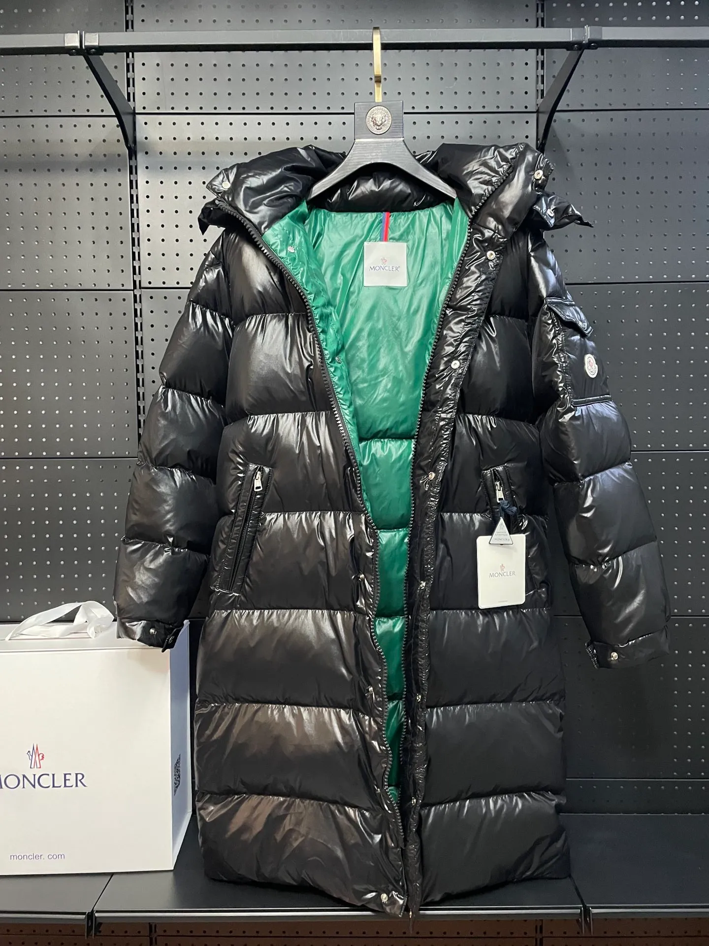 P860 Moncler 022 new autumn and winter long down jacket. I have been looking forward to the Maya/Maya down jacket for a year. It is one of the most beautiful down jackets on earth for couples. It is a collection of Moncler archives. Maya is the most popular series in the classic main line of M family. Buying it at the counter or official website is basically a rush. It is normal to not be able to buy the color you like and the size that suits you! Excellent trade channel! Same style for men and women! Classic urban casual style, versatile and simple hooded down jacket! The Hanoverian Long Down Jacket is crafted from signature shiny patented nylon and features performance details for warmth and protection. This classic Moncler piece is equipped with a detachable hood and a flap zipper fly to enhance the protective performance of the overall design. • Made of patented nylon • Lacquered nylon village • Filled with down • Detachable hood with snap buttons and elastic drawstring • Zipper closure • Logo snap closure on collar • Zipper closure on outer pocket • Logo snap closure on patch pocket • Zipper closure on inner pocket • Logo snap closure on flap • Elastic drawcord on hem ✨Detachable hood gives this down jacket more matching options. A down jacket can be worn in a variety of styles, top-grade down, an absolute surprise! ✨ Toray’s glossy outer material is supplied by customers, and the 15D nylon fabric/lining is of the highest standard. The fabric feels smooth and has a very textured feel. The whole down jacket has four layers of fabric, and the two inner layers are made of the best 400D gallbladder cloth and woolen! The velvet will never run away ✨💚The contrasting color lining makes the whole dress refreshing, and Yuhuang deserves it. A must-have style, highly recommended. ✨Equipped with classic rectangular quilting to ensure even distribution of down inside, bringing you the ultimate warm and comfortable wearing experience, while also being very fashionable and stylish! ✨It is filled with imported European standard 90% white goose down, high-quality 90 down standard, and it has good bulkiness, down filling, and hand feel. You can hardly feel the hair, and you don’t have to worry about the velvet problem. It can effectively lock in and collect heat. You can feel its full state by looking at the actual pictures. It is very light on the upper body and does not feel bloated at all! ✨Double zipper pockets on both sides, No. 5 resin zipper closure; soft and non-stuck; there is no problem in putting a mobile phone card holder! Double placket design, external snap button; No. 5 resin zipper on the inside to block the wind; block the cold wind in the cold winter! Original durable accessories and hardware ~ all made to order! It shows the aura of big brands everywhere, highlights the high-end style and quality, is simple and elegant, and looks good no matter how you wear it. ✨The Velcro sleeves adjust the size of the cuffs according to different situations, making the wind and snow weather more comfortable. Mengkou has been focusing on production for 10 years, and the perfect combination of every link ensures the smoothness of each piece of clothing. The Rolls-Royce of the down jacket industry~ A must-have series for all fans, it is still so classic, still so outstanding, a single product that perfectly meets all kinds of dressing needs! The M family classic series is particularly easy to match. The concave shape in winter is naturally indispensable for such high-end configurations, and its dressing magic is very powerful. Basically, all types are easy to control, and the slim-fitting configuration will not be bloated. With the discomfort, the style and tonality of the upper body are more outstanding and outstanding. The charm of the outfit is naturally more advanced, more outstanding and slimmer, but without losing warmth. Whether it is worn outside or worn inside, I believe this style is the perfect choice! Enjoy the same style as the original version with you!! Style number: A80# Size: 0 1 2 3 4