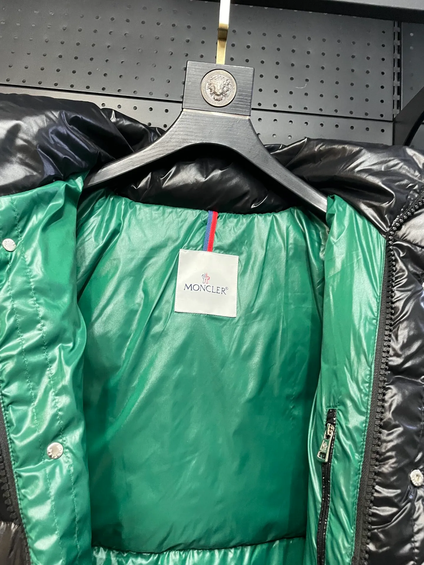 P860 Moncler 022 new autumn and winter long down jacket. I have been looking forward to the Maya/Maya down jacket for a year. It is one of the most beautiful down jackets on earth for couples. It is a collection of Moncler archives. Maya is the most popular series in the classic main line of M family. Buying it at the counter or official website is basically a rush. It is normal to not be able to buy the color you like and the size that suits you! Excellent trade channel! Same style for men and women! Classic urban casual style, versatile and simple hooded down jacket! The Hanoverian Long Down Jacket is crafted from signature shiny patented nylon and features performance details for warmth and protection. This classic Moncler piece is equipped with a detachable hood and a flap zipper fly to enhance the protective performance of the overall design. • Made of patented nylon • Lacquered nylon village • Filled with down • Detachable hood with snap buttons and elastic drawstring • Zipper closure • Logo snap closure on collar • Zipper closure on outer pocket • Logo snap closure on patch pocket • Zipper closure on inner pocket • Logo snap closure on flap • Elastic drawcord on hem ✨Detachable hood gives this down jacket more matching options. A down jacket can be worn in a variety of styles, top-grade down, an absolute surprise! ✨ Toray’s glossy outer material is supplied by customers, and the 15D nylon fabric/lining is of the highest standard. The fabric feels smooth and has a very textured feel. The whole down jacket has four layers of fabric, and the two inner layers are made of the best 400D gallbladder cloth and woolen! The velvet will never run away ✨💚The contrasting color lining makes the whole dress refreshing, and Yuhuang deserves it. A must-have style, highly recommended. ✨Equipped with classic rectangular quilting to ensure even distribution of down inside, bringing you the ultimate warm and comfortable wearing experience, while also being very fashionable and stylish! ✨It is filled with imported European standard 90% white goose down, high-quality 90 down standard, and it has good bulkiness, down filling, and hand feel. You can hardly feel the hair, and you don’t have to worry about the velvet problem. It can effectively lock in and collect heat. You can feel its full state by looking at the actual pictures. It is very light on the upper body and does not feel bloated at all! ✨Double zipper pockets on both sides, No. 5 resin zipper closure; soft and non-stuck; there is no problem in putting a mobile phone card holder! Double placket design, external snap button; No. 5 resin zipper on the inside to block the wind; block the cold wind in the cold winter! Original durable accessories and hardware ~ all made to order! It shows the aura of big brands everywhere, highlights the high-end style and quality, is simple and elegant, and looks good no matter how you wear it. ✨The Velcro sleeves adjust the size of the cuffs according to different situations, making the wind and snow weather more comfortable. Mengkou has been focusing on production for 10 years, and the perfect combination of every link ensures the smoothness of each piece of clothing. The Rolls-Royce of the down jacket industry~ A must-have series for all fans, it is still so classic, still so outstanding, a single product that perfectly meets all kinds of dressing needs! The M family classic series is particularly easy to match. The concave shape in winter is naturally indispensable for such high-end configurations, and its dressing magic is very powerful. Basically, all types are easy to control, and the slim-fitting configuration will not be bloated. With the discomfort, the style and tonality of the upper body are more outstanding and outstanding. The charm of the outfit is naturally more advanced, more outstanding and slimmer, but without losing warmth. Whether it is worn outside or worn inside, I believe this style is the perfect choice! Enjoy the same style as the original version with you!! Style number: A80# Size: 0 1 2 3 4