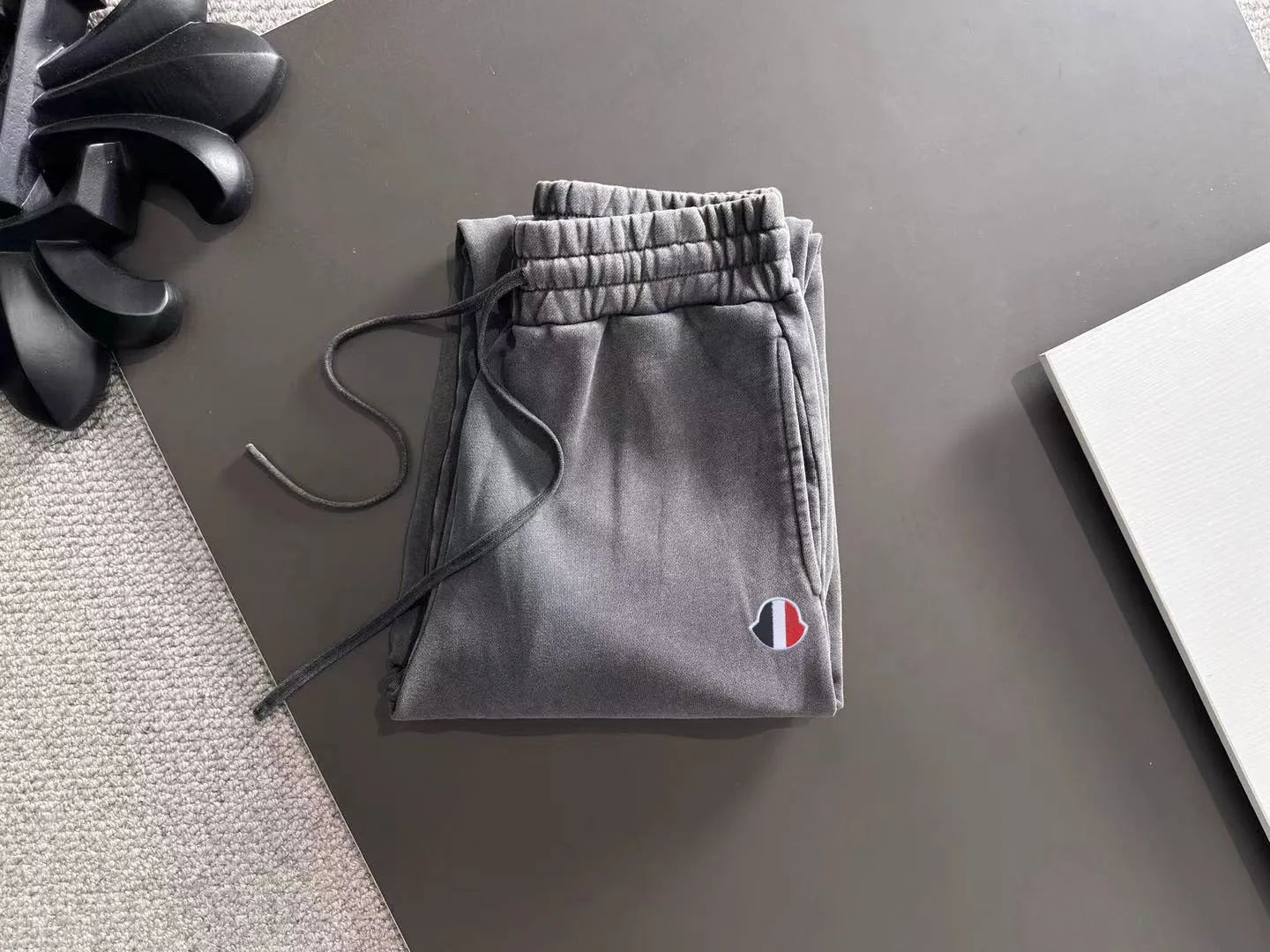 Next day shipment P360 MONCLER/Mongoose Exclusive first release of 25ss autumn and winter new high-quality trousers Compare real-life details at will A perfect choice for autumn and winter. A must-have item. Loose fit. Please refer to the size chart when placing an order: S to XXL (or state your height and weight when placing an order)