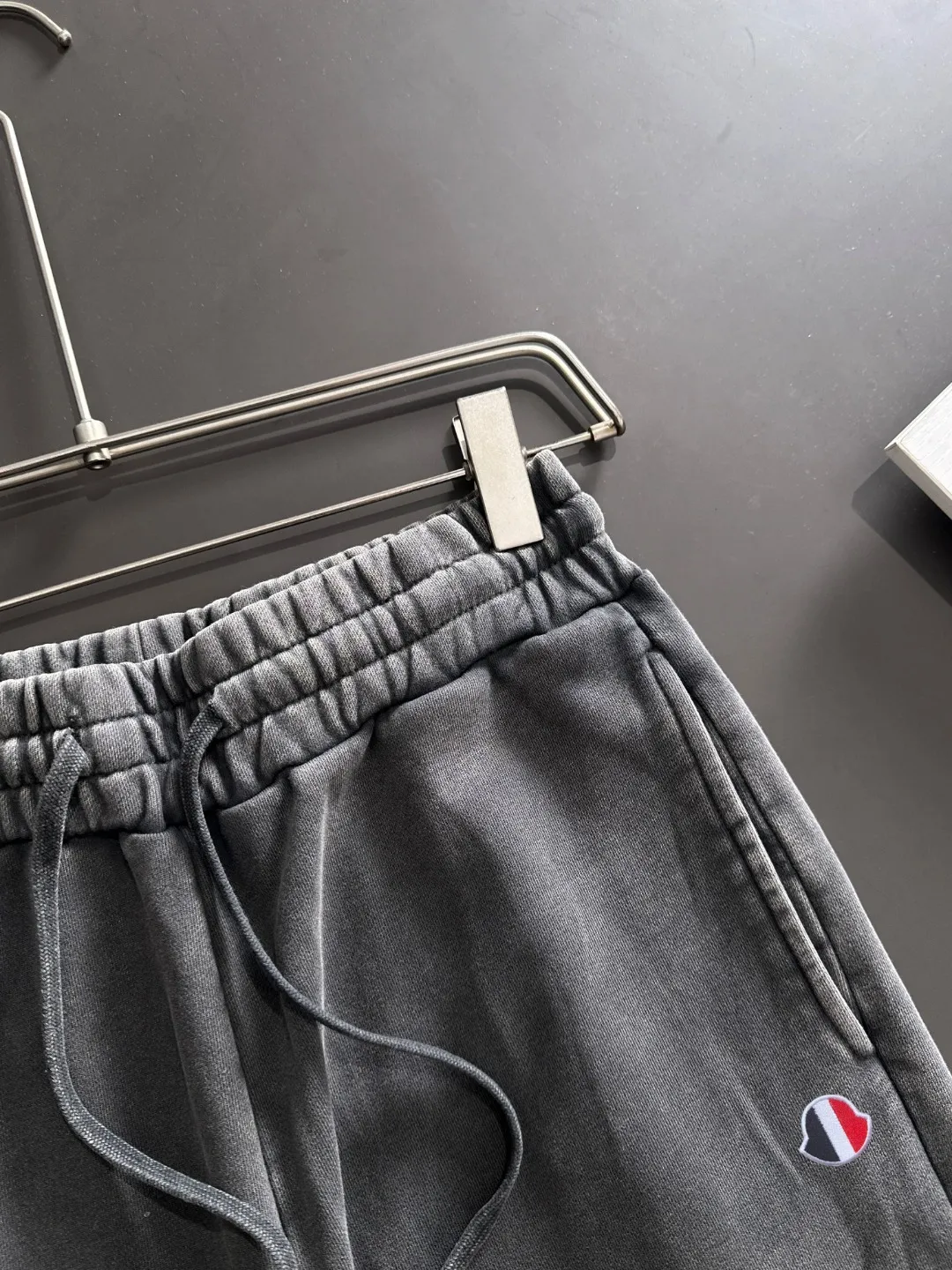 Next day shipment P360 MONCLER/Mongoose Exclusive first release of 25ss autumn and winter new high-quality trousers Compare real-life details at will A perfect choice for autumn and winter. A must-have item. Loose fit. Please refer to the size chart when placing an order: S to XXL (or state your height and weight when placing an order)