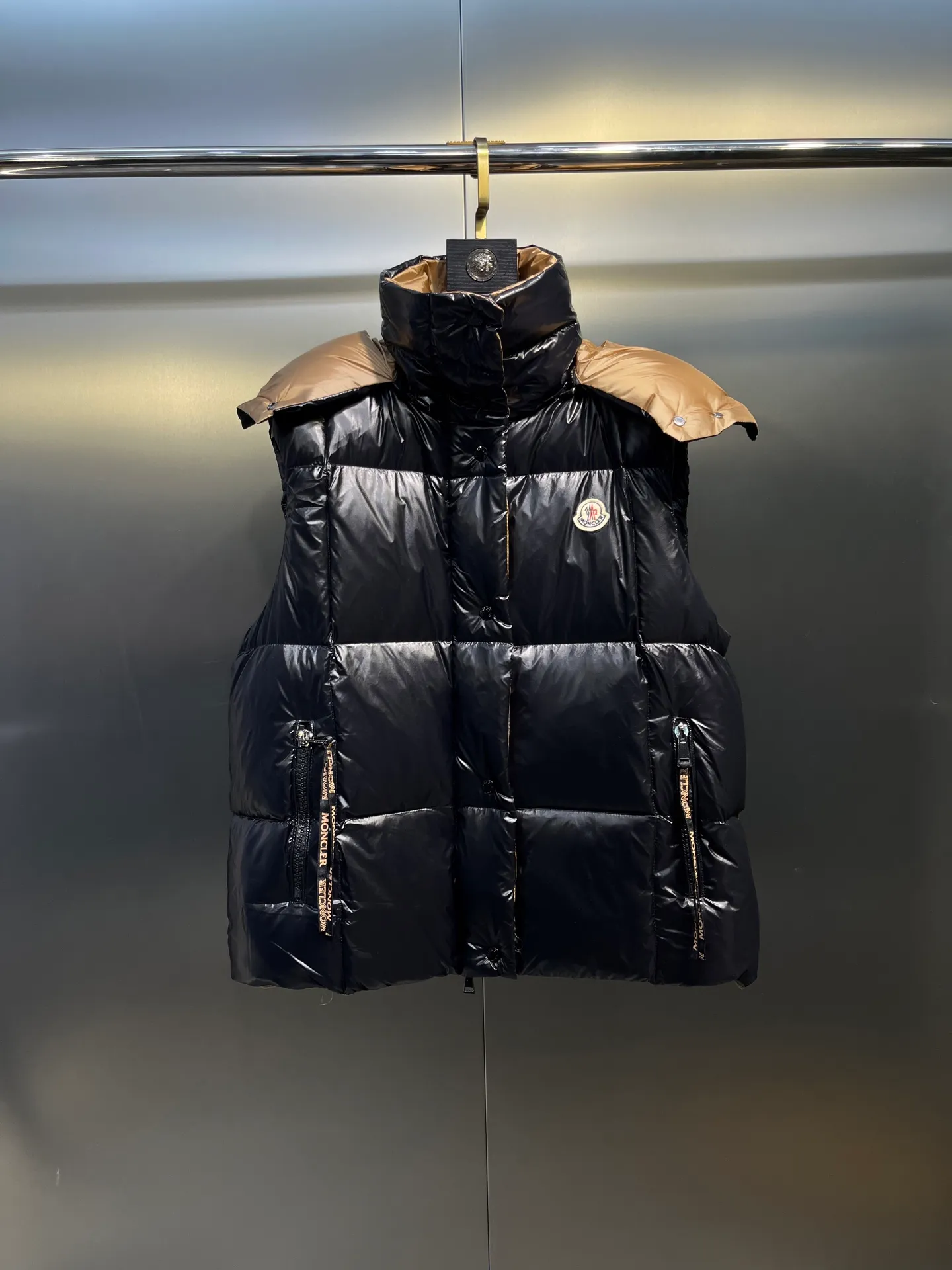 P600 moncler🌟New contrasting color hooded women's version of down jacket Parana thickened goose down bread jacket, the most valued style. Another evergreen model, a big hit. New color this year, milky white, pink lining 👍🏻 90% goose down filling ensures the fluffiness and warmth of the down jacket. Custom zipper webbing, molded custom zipper. The contrasting color lining makes the whole outfit refreshing, and Yuhuang deserves it. A must-have style, out of stock, highly recommended.  size: 0123
