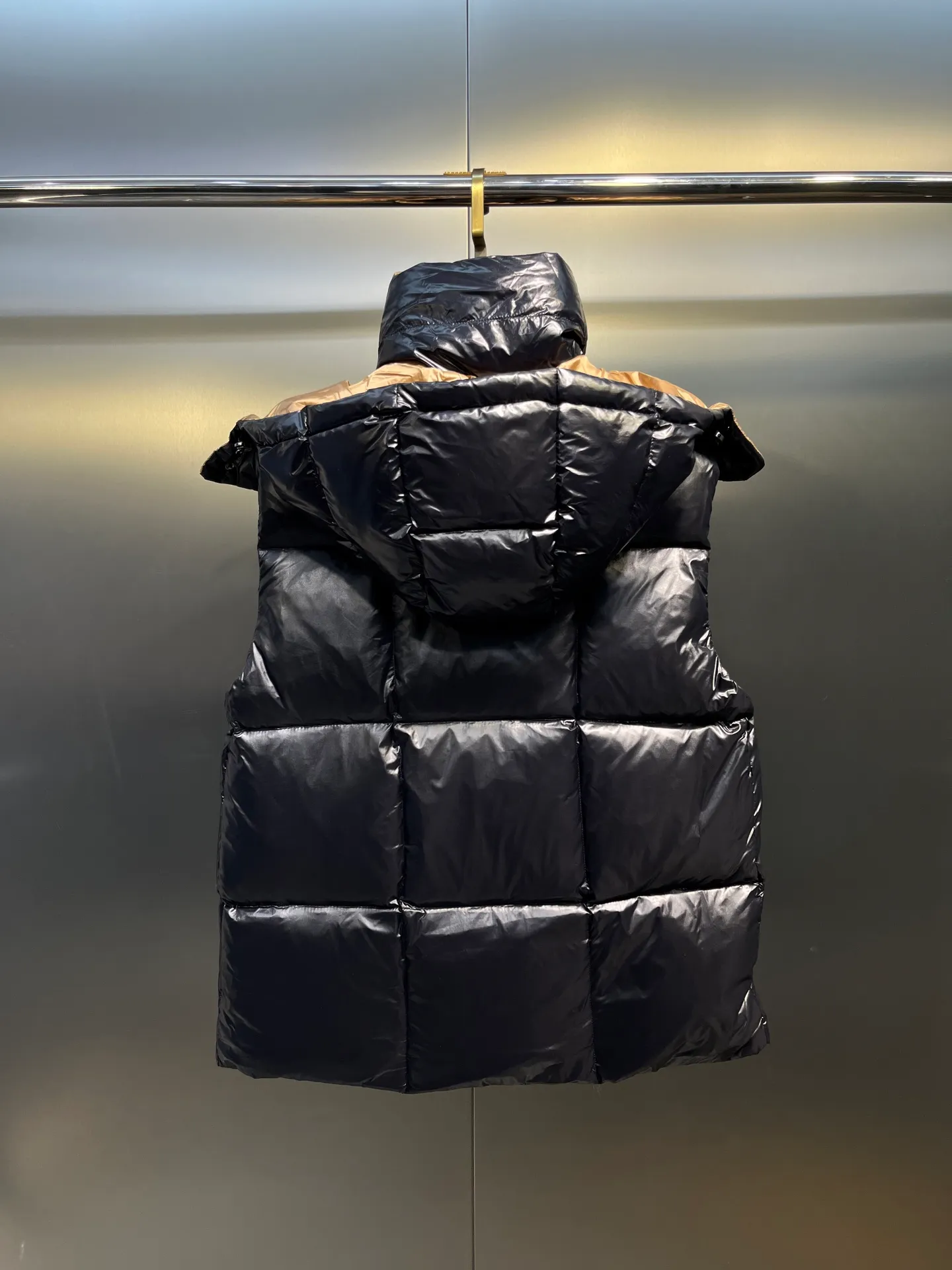 P600 moncler🌟New contrasting color hooded women's version of down jacket Parana thickened goose down bread jacket, the most valued style. Another evergreen model, a big hit. New color this year, milky white, pink lining 👍🏻 90% goose down filling ensures the fluffiness and warmth of the down jacket. Custom zipper webbing, molded custom zipper. The contrasting color lining makes the whole outfit refreshing, and Yuhuang deserves it. A must-have style, out of stock, highly recommended.  size: 0123