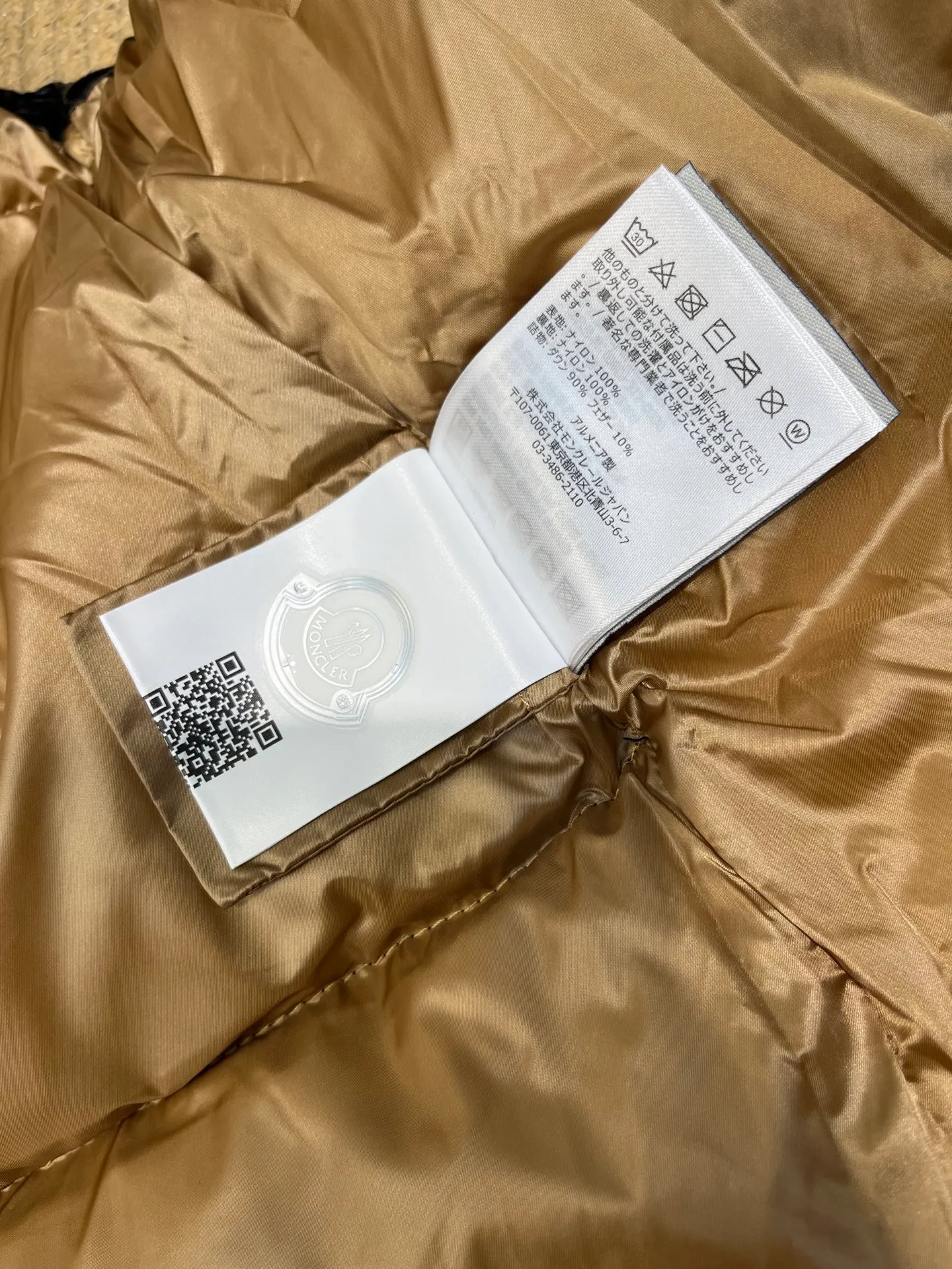 P600 moncler🌟New contrasting color hooded women's version of down jacket Parana thickened goose down bread jacket, the most valued style. Another evergreen model, a big hit. New color this year, milky white, pink lining 👍🏻 90% goose down filling ensures the fluffiness and warmth of the down jacket. Custom zipper webbing, molded custom zipper. The contrasting color lining makes the whole outfit refreshing, and Yuhuang deserves it. A must-have style, out of stock, highly recommended.  size: 0123