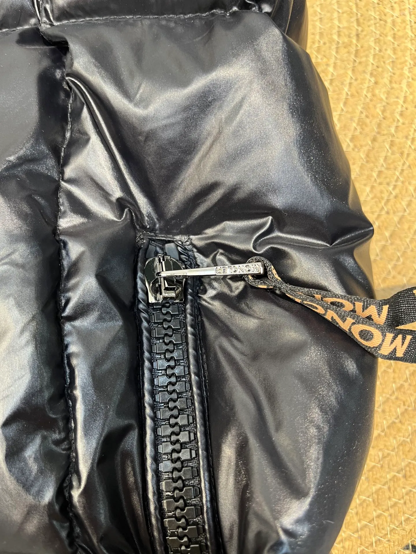 P600 moncler🌟New contrasting color hooded women's version of down jacket Parana thickened goose down bread jacket, the most valued style. Another evergreen model, a big hit. New color this year, milky white, pink lining 👍🏻 90% goose down filling ensures the fluffiness and warmth of the down jacket. Custom zipper webbing, molded custom zipper. The contrasting color lining makes the whole outfit refreshing, and Yuhuang deserves it. A must-have style, out of stock, highly recommended.  size: 0123
