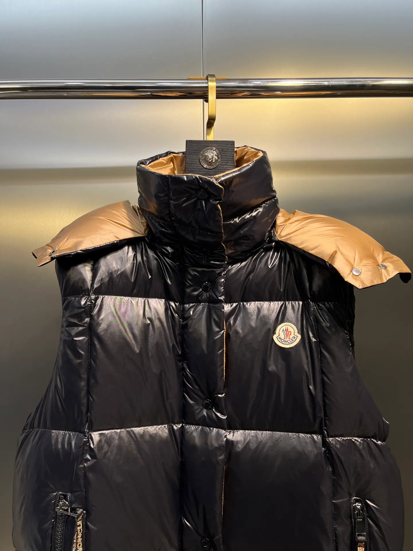 P600 moncler🌟New contrasting color hooded women's version of down jacket Parana thickened goose down bread jacket, the most valued style. Another evergreen model, a big hit. New color this year, milky white, pink lining 👍🏻 90% goose down filling ensures the fluffiness and warmth of the down jacket. Custom zipper webbing, molded custom zipper. The contrasting color lining makes the whole outfit refreshing, and Yuhuang deserves it. A must-have style, out of stock, highly recommended.  size: 0123