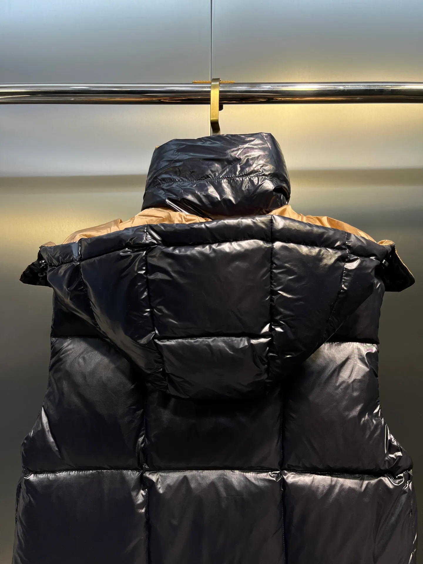 P600 moncler🌟New contrasting color hooded women's version of down jacket Parana thickened goose down bread jacket, the most valued style. Another evergreen model, a big hit. New color this year, milky white, pink lining 👍🏻 90% goose down filling ensures the fluffiness and warmth of the down jacket. Custom zipper webbing, molded custom zipper. The contrasting color lining makes the whole outfit refreshing, and Yuhuang deserves it. A must-have style, out of stock, highly recommended.  size: 0123