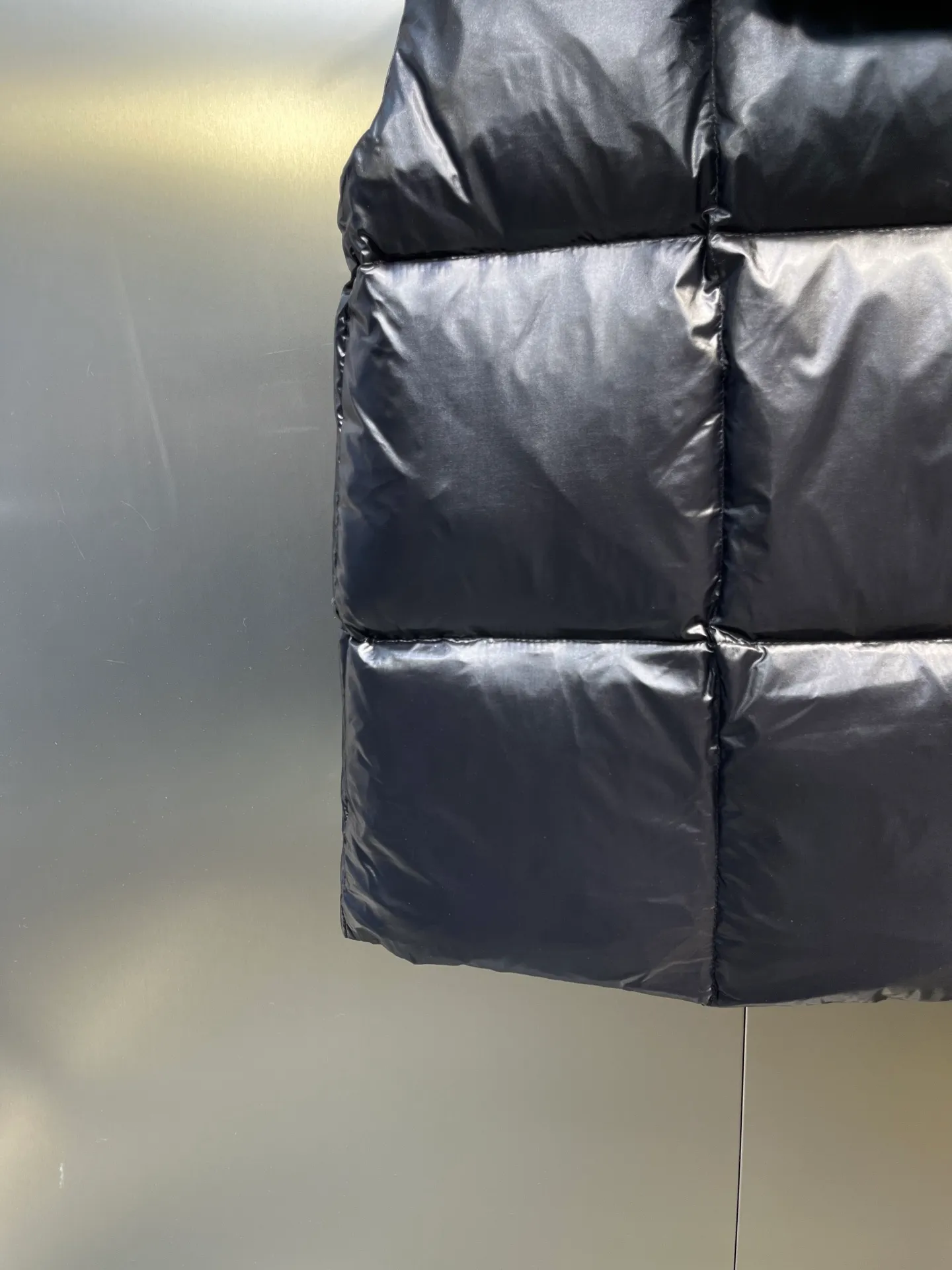 P600 moncler🌟New contrasting color hooded women's version of down jacket Parana thickened goose down bread jacket, the most valued style. Another evergreen model, a big hit. New color this year, milky white, pink lining 👍🏻 90% goose down filling ensures the fluffiness and warmth of the down jacket. Custom zipper webbing, molded custom zipper. The contrasting color lining makes the whole outfit refreshing, and Yuhuang deserves it. A must-have style, out of stock, highly recommended.  size: 0123