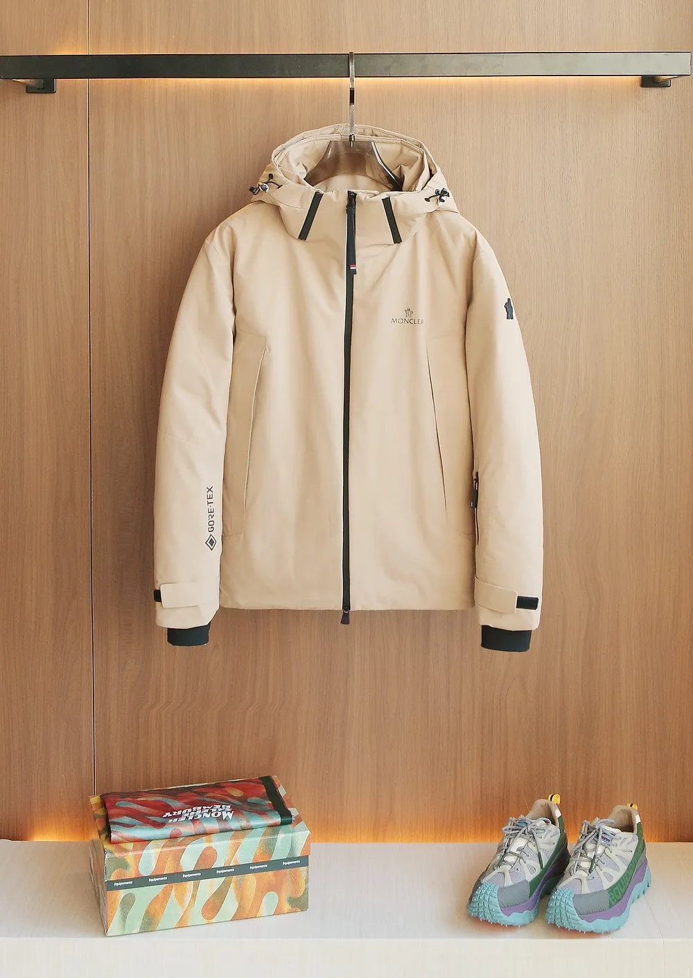 P1580 Old OEM channel, Moncler 25FW new thin and light men's hooded casual down jacket! Trading company orders Jeluz men's down inspired by classic, men's choice for outdoor activities! The product is made of GORE-Tex waterproof outdoor sports fabric and decorated with recyclable details, which demonstrates the brand's commitment to external environmental protection. The adjustable cuffs and two-way zipper ensure easy wearing and adjustment of the silhouette; the interior is made of European-standard environmentally friendly 90% white duck down + 10% feather high-content filling, which is warmer and lighter than traditional down jackets in the past. You will know its high-end atmosphere when you try it in person. The upper body is comfortable, warm and breathable without any bloated feeling! At the same time, it has a high sense of class and recognition. The seams of the body are all cut in position to ensure visual beauty, which is very time-consuming and material-consuming! The fashionable detachable vest can be worn alone. The detachable hooded stand-up collar design is easy to disassemble and assemble to create different fashionable looks. The concealed placket, two-way zipper opening and closing, elastic cuffs and drawstring hem cuff design can better withstand the cold wind and keep the upper body warm in autumn and winter. It is a tall and stylish item! Color: Khaki Size: M-3XL G9003 data reference: Size 0: shoulder width 51cm-bust 114cm-shirt length 70cm-sleeve length 61cm Size 1: shoulder width 52cm-chest 118cm-shirt length 71cm-sleeve length 62cm Size 2: shoulder width 53cm-chest 122cm-shirt length 72cm-sleeve length 63cm 3 Size: Shoulder width 54cm - Bust 126cm - Clothing length 73cm - Sleeve length 64cm Size 4: Shoulder width 55cm - Bust 130cm - Clothing length 75cm - Sleeve length 64cm