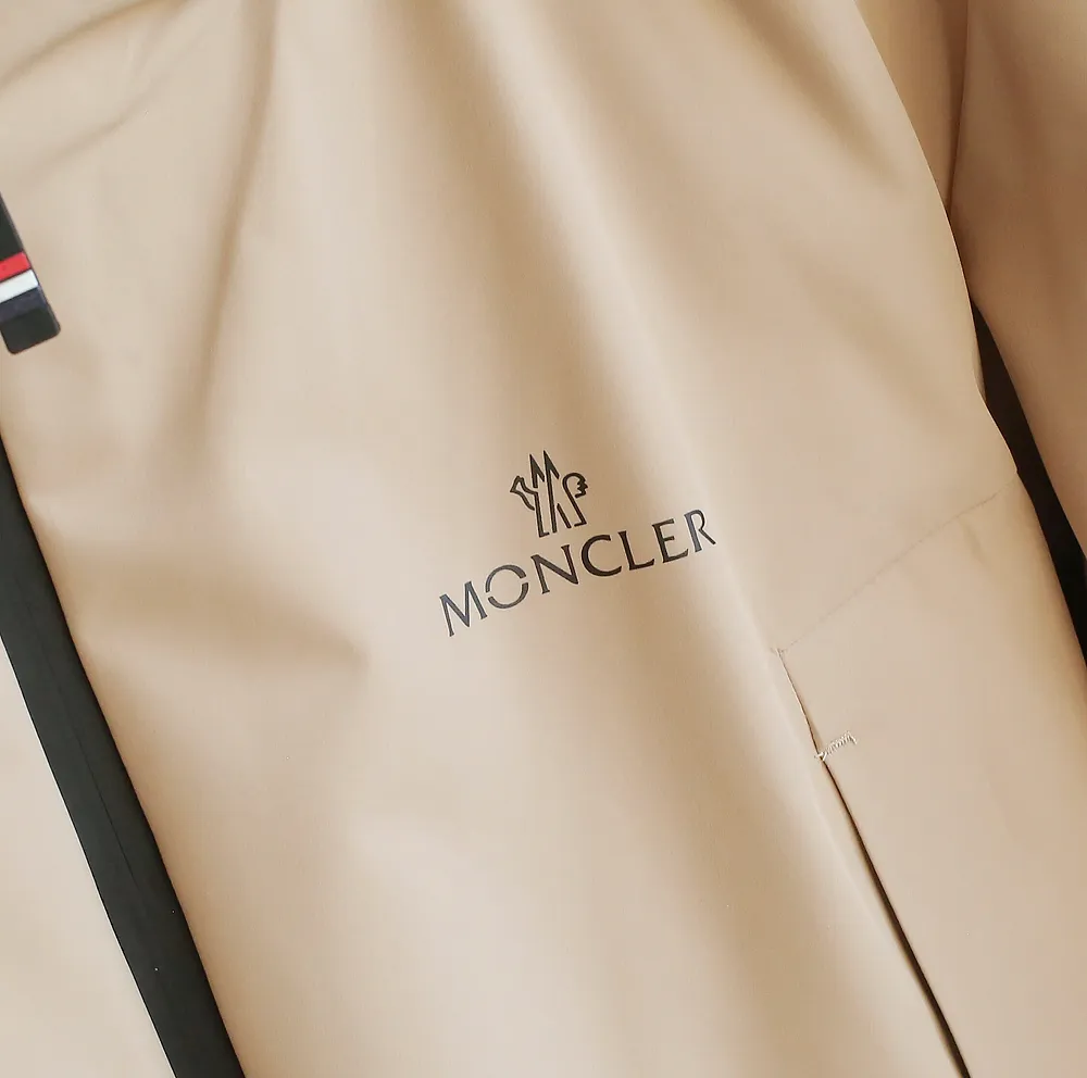P1580 Old OEM channel, Moncler 25FW new thin and light men's hooded casual down jacket! Trading company orders Jeluz men's down inspired by classic, men's choice for outdoor activities! The product is made of GORE-Tex waterproof outdoor sports fabric and decorated with recyclable details, which demonstrates the brand's commitment to external environmental protection. The adjustable cuffs and two-way zipper ensure easy wearing and adjustment of the silhouette; the interior is made of European-standard environmentally friendly 90% white duck down + 10% feather high-content filling, which is warmer and lighter than traditional down jackets in the past. You will know its high-end atmosphere when you try it in person. The upper body is comfortable, warm and breathable without any bloated feeling! At the same time, it has a high sense of class and recognition. The seams of the body are all cut in position to ensure visual beauty, which is very time-consuming and material-consuming! The fashionable detachable vest can be worn alone. The detachable hooded stand-up collar design is easy to disassemble and assemble to create different fashionable looks. The concealed placket, two-way zipper opening and closing, elastic cuffs and drawstring hem cuff design can better withstand the cold wind and keep the upper body warm in autumn and winter. It is a tall and stylish item! Color: Khaki Size: M-3XL G9003 data reference: Size 0: shoulder width 51cm-bust 114cm-shirt length 70cm-sleeve length 61cm Size 1: shoulder width 52cm-chest 118cm-shirt length 71cm-sleeve length 62cm Size 2: shoulder width 53cm-chest 122cm-shirt length 72cm-sleeve length 63cm 3 Size: Shoulder width 54cm - Bust 126cm - Clothing length 73cm - Sleeve length 64cm Size 4: Shoulder width 55cm - Bust 130cm - Clothing length 75cm - Sleeve length 64cm