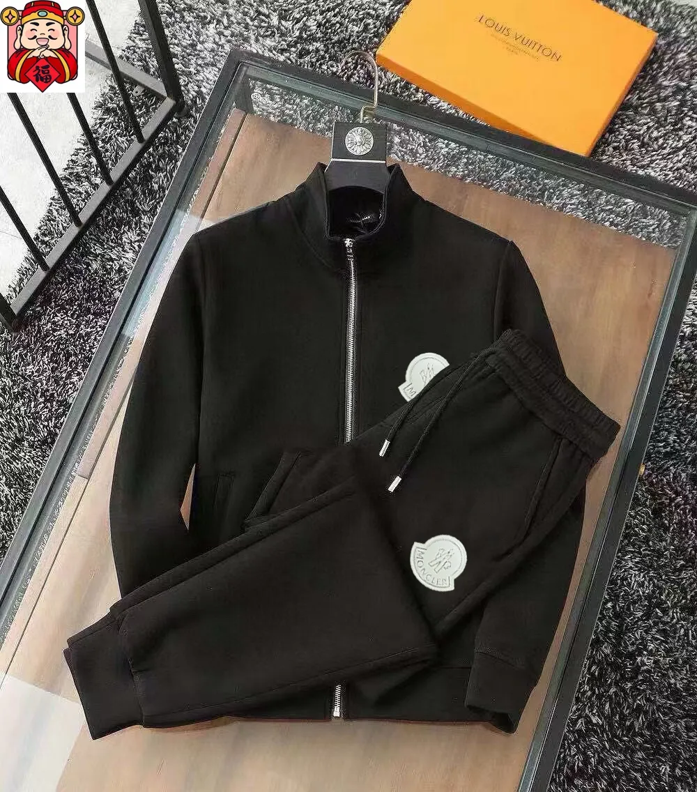 P400 💰【MONCLER】(Fat Man Gospel) hot-selling suit is coming. Focus on the original version of the official website. 2025 new hot-selling cardigan sweater suit. The original order is the best. 🇭🇰The meticulous work of top designers. It is a fitting and perfect upper body effect. Natural high-quality Roman cotton 100%, close-fitting comfort, noble and elegant! Original hardware embodies elegance and nobility! Counter size: M-5XL (maximum wear up to 220 pounds)