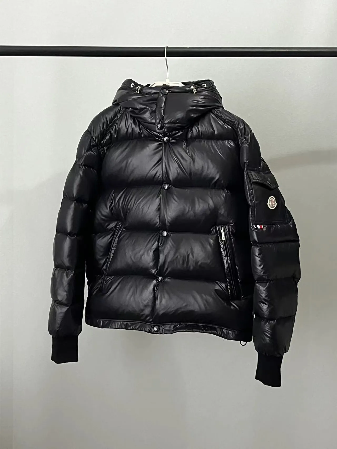 P920 🆕❤️2️⃣0️⃣2️⃣4️⃣🆕MONCLER, the latest winter model for couples, is on sale simultaneously on the official website! This down jacket has a great sense of design and looks, and you can buy it directly with quality control. It’s a high-end product that you can’t go wrong with! Simple and elegant design~Classic flap pocket design on the sleeves and arms~The overall design makes this dress unique! It is made of imported high-tech fabrics and is filled with white duck down. The texture and shape of the fabric are exquisite. You can feel its powerful aura through the detailed pictures. It also has superior handsomeness and thermal performance, making it easy to wear in various occasions! With polythermal insulation, you don’t have to worry about a little chill! It shows off the style and is also very warm at the same time (hat 🉑removable)~ Color: Black Red Gray Size: 1-2-3-4-5 (M~3XL)