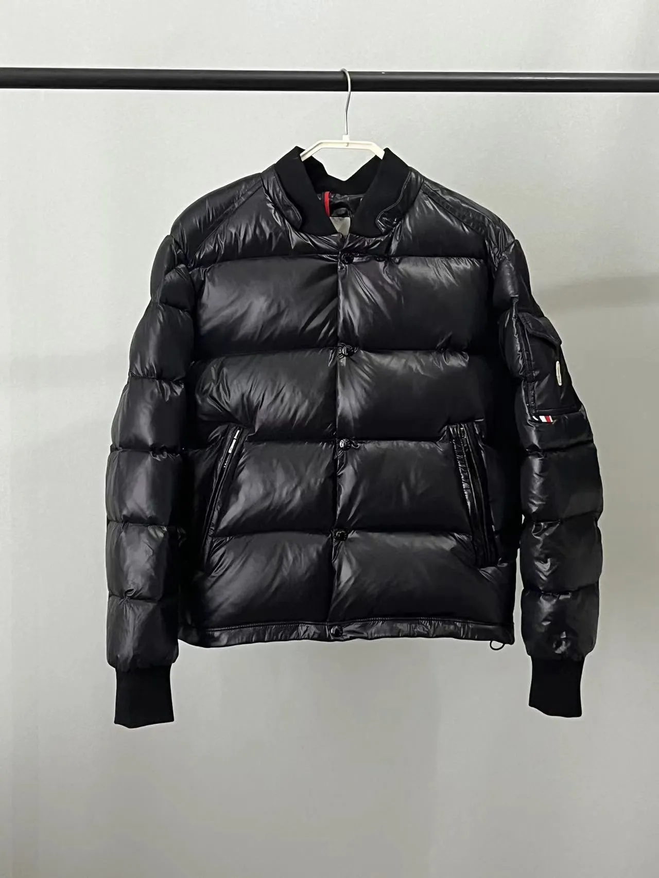 P920 🆕❤️2️⃣0️⃣2️⃣4️⃣🆕MONCLER, the latest winter model for couples, is on sale simultaneously on the official website! This down jacket has a great sense of design and looks, and you can buy it directly with quality control. It’s a high-end product that you can’t go wrong with! Simple and elegant design~Classic flap pocket design on the sleeves and arms~The overall design makes this dress unique! It is made of imported high-tech fabrics and is filled with white duck down. The texture and shape of the fabric are exquisite. You can feel its powerful aura through the detailed pictures. It also has superior handsomeness and thermal performance, making it easy to wear in various occasions! With polythermal insulation, you don’t have to worry about a little chill! It shows off the style and is also very warm at the same time (hat 🉑removable)~ Color: Black Red Gray Size: 1-2-3-4-5 (M~3XL)