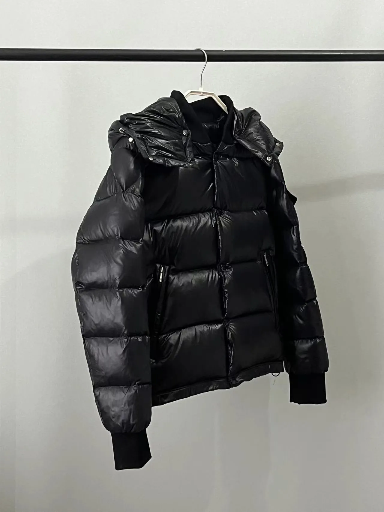 P920 🆕❤️2️⃣0️⃣2️⃣4️⃣🆕MONCLER, the latest winter model for couples, is on sale simultaneously on the official website! This down jacket has a great sense of design and looks, and you can buy it directly with quality control. It’s a high-end product that you can’t go wrong with! Simple and elegant design~Classic flap pocket design on the sleeves and arms~The overall design makes this dress unique! It is made of imported high-tech fabrics and is filled with white duck down. The texture and shape of the fabric are exquisite. You can feel its powerful aura through the detailed pictures. It also has superior handsomeness and thermal performance, making it easy to wear in various occasions! With polythermal insulation, you don’t have to worry about a little chill! It shows off the style and is also very warm at the same time (hat 🉑removable)~ Color: Black Red Gray Size: 1-2-3-4-5 (M~3XL)
