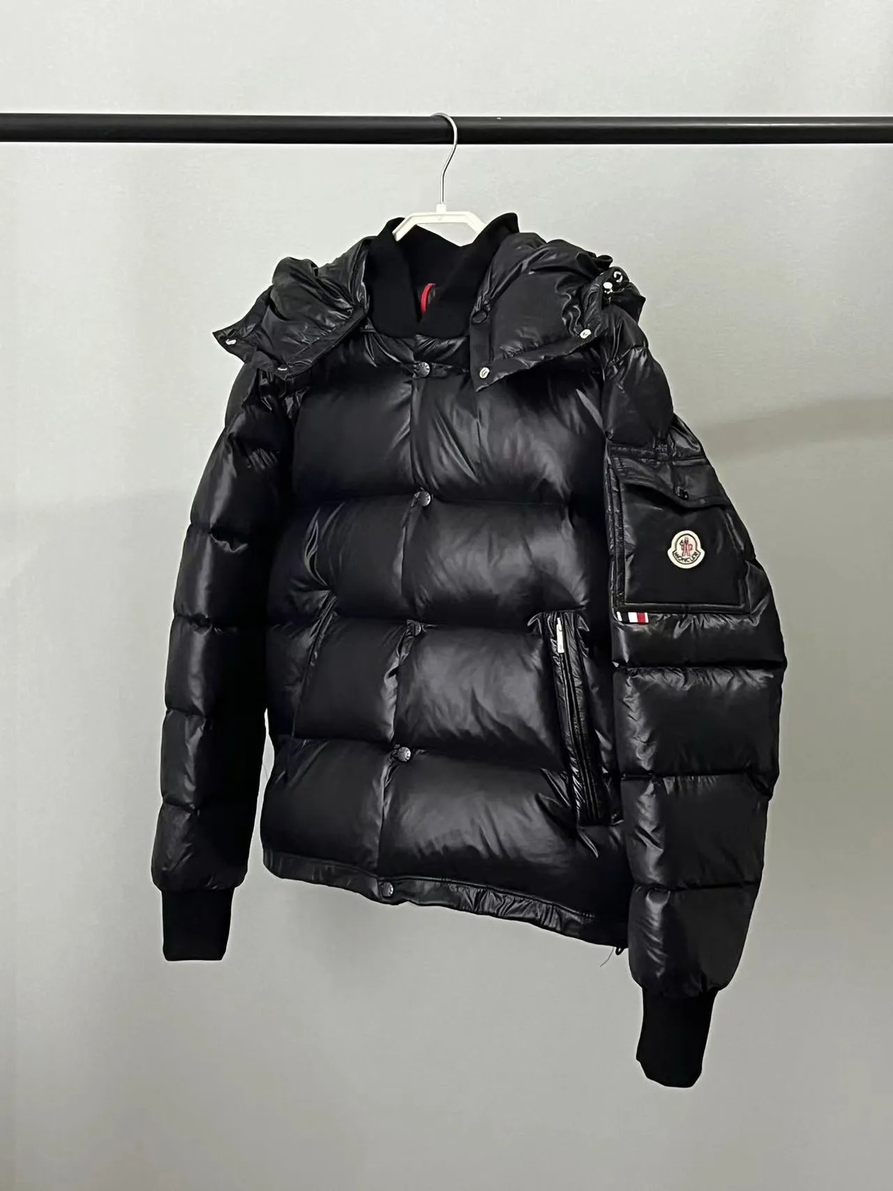 P920 🆕❤️2️⃣0️⃣2️⃣4️⃣🆕MONCLER, the latest winter model for couples, is on sale simultaneously on the official website! This down jacket has a great sense of design and looks, and you can buy it directly with quality control. It’s a high-end product that you can’t go wrong with! Simple and elegant design~Classic flap pocket design on the sleeves and arms~The overall design makes this dress unique! It is made of imported high-tech fabrics and is filled with white duck down. The texture and shape of the fabric are exquisite. You can feel its powerful aura through the detailed pictures. It also has superior handsomeness and thermal performance, making it easy to wear in various occasions! With polythermal insulation, you don’t have to worry about a little chill! It shows off the style and is also very warm at the same time (hat 🉑removable)~ Color: Black Red Gray Size: 1-2-3-4-5 (M~3XL)