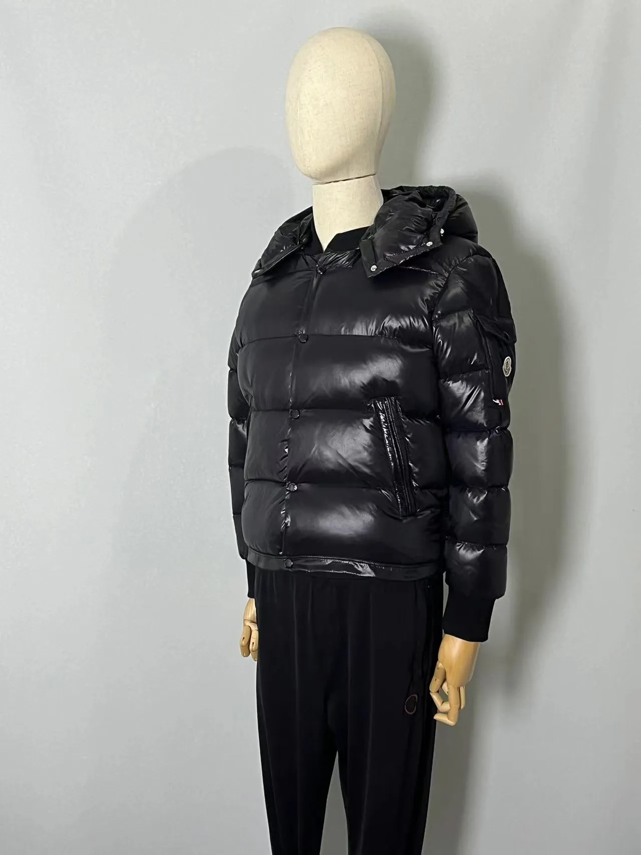 P920 🆕❤️2️⃣0️⃣2️⃣4️⃣🆕MONCLER, the latest winter model for couples, is on sale simultaneously on the official website! This down jacket has a great sense of design and looks, and you can buy it directly with quality control. It’s a high-end product that you can’t go wrong with! Simple and elegant design~Classic flap pocket design on the sleeves and arms~The overall design makes this dress unique! It is made of imported high-tech fabrics and is filled with white duck down. The texture and shape of the fabric are exquisite. You can feel its powerful aura through the detailed pictures. It also has superior handsomeness and thermal performance, making it easy to wear in various occasions! With polythermal insulation, you don’t have to worry about a little chill! It shows off the style and is also very warm at the same time (hat 🉑removable)~ Color: Black Red Gray Size: 1-2-3-4-5 (M~3XL)