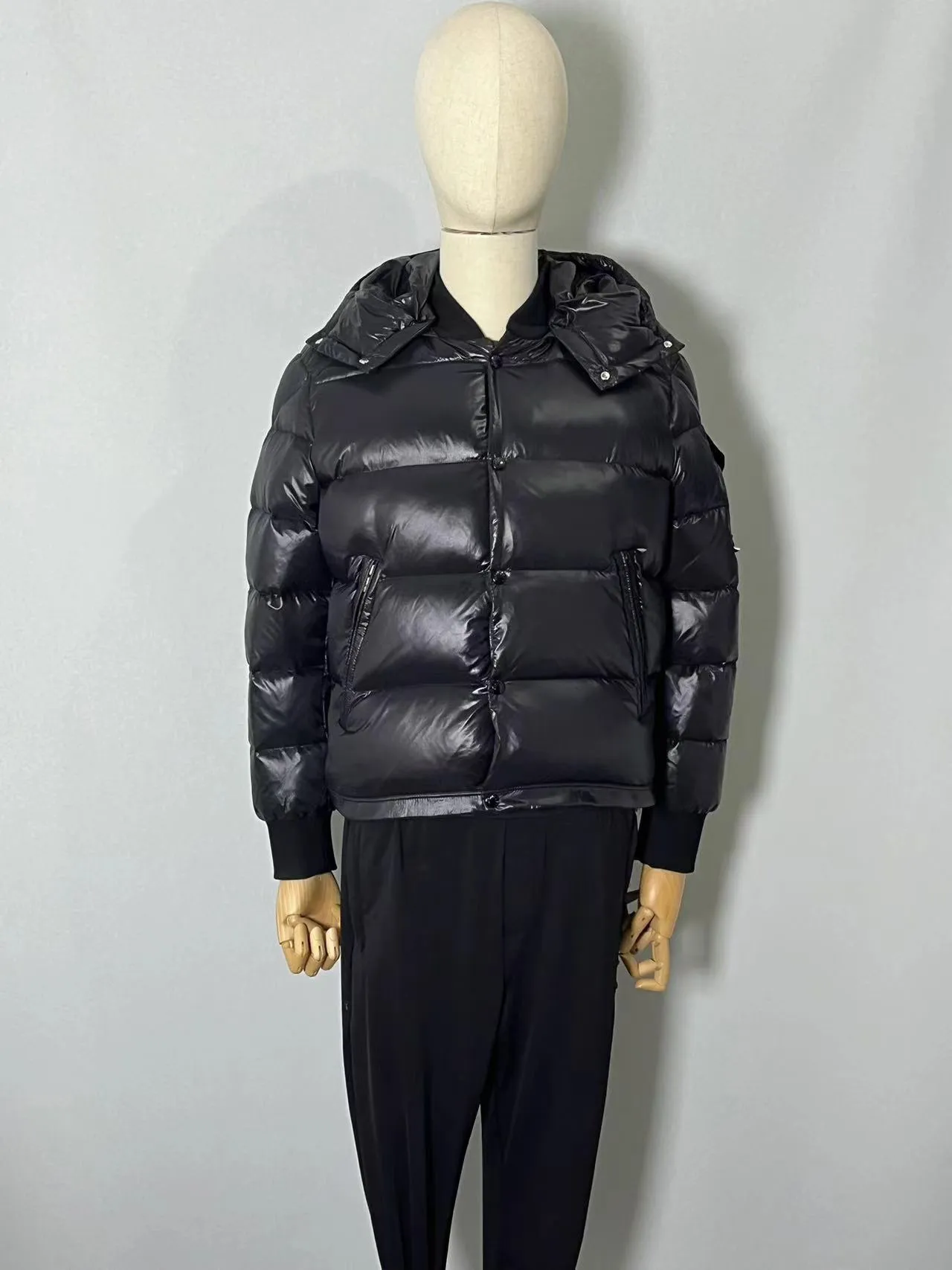 P920 🆕❤️2️⃣0️⃣2️⃣4️⃣🆕MONCLER, the latest winter model for couples, is on sale simultaneously on the official website! This down jacket has a great sense of design and looks, and you can buy it directly with quality control. It’s a high-end product that you can’t go wrong with! Simple and elegant design~Classic flap pocket design on the sleeves and arms~The overall design makes this dress unique! It is made of imported high-tech fabrics and is filled with white duck down. The texture and shape of the fabric are exquisite. You can feel its powerful aura through the detailed pictures. It also has superior handsomeness and thermal performance, making it easy to wear in various occasions! With polythermal insulation, you don’t have to worry about a little chill! It shows off the style and is also very warm at the same time (hat 🉑removable)~ Color: Black Red Gray Size: 1-2-3-4-5 (M~3XL)