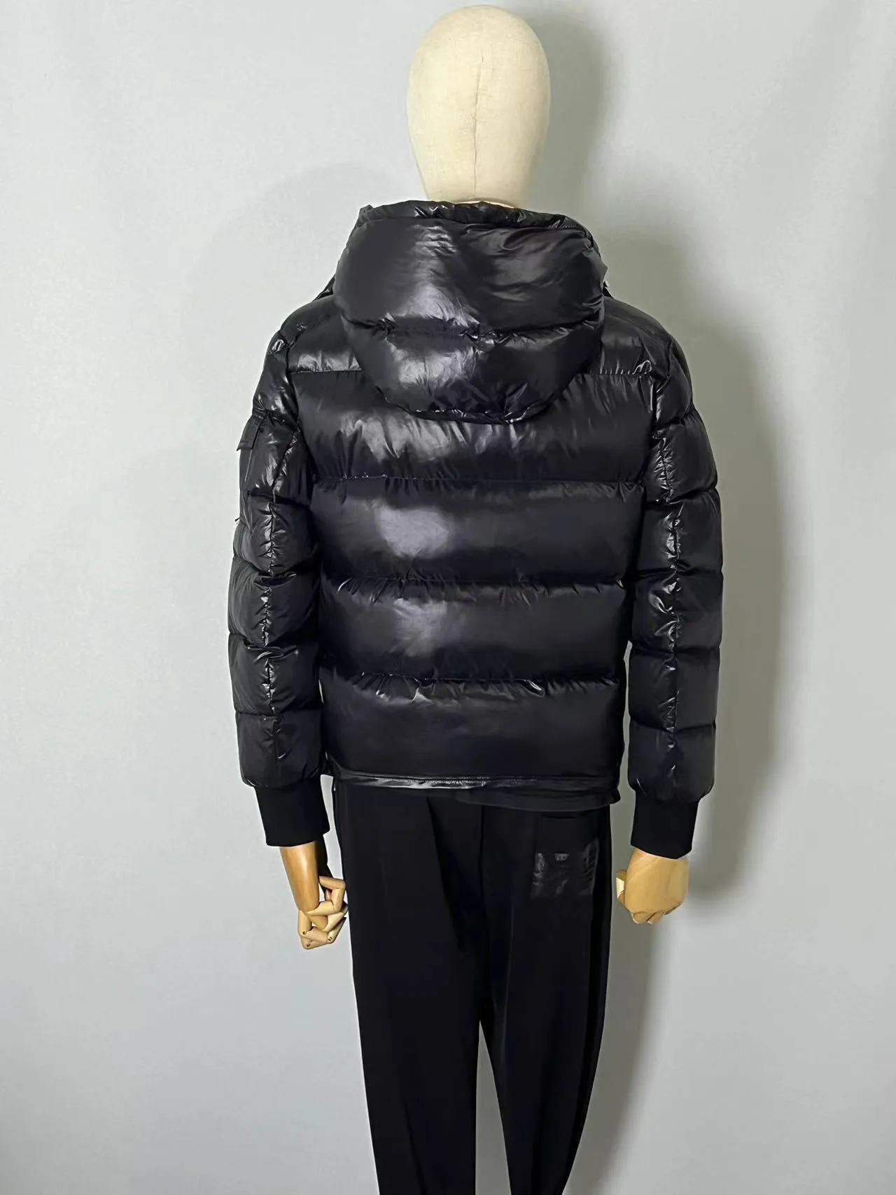 P920 🆕❤️2️⃣0️⃣2️⃣4️⃣🆕MONCLER, the latest winter model for couples, is on sale simultaneously on the official website! This down jacket has a great sense of design and looks, and you can buy it directly with quality control. It’s a high-end product that you can’t go wrong with! Simple and elegant design~Classic flap pocket design on the sleeves and arms~The overall design makes this dress unique! It is made of imported high-tech fabrics and is filled with white duck down. The texture and shape of the fabric are exquisite. You can feel its powerful aura through the detailed pictures. It also has superior handsomeness and thermal performance, making it easy to wear in various occasions! With polythermal insulation, you don’t have to worry about a little chill! It shows off the style and is also very warm at the same time (hat 🉑removable)~ Color: Black Red Gray Size: 1-2-3-4-5 (M~3XL)