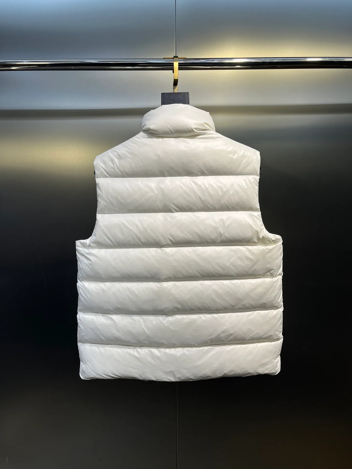 P490 moncler🌟Down vest Original customized hardware accessories are all imported and original customized. Welcome to compare. Absolutely high quality. Made of top-grade 95 white duck down. Super soft. Filled with fluffy and full feathers. Super heavy-duty. Fabric workmanship and perfect pattern. Note that the fabric is super comfortable. Exclusive model. Non-market product. Same style for men and women. Size: 123456