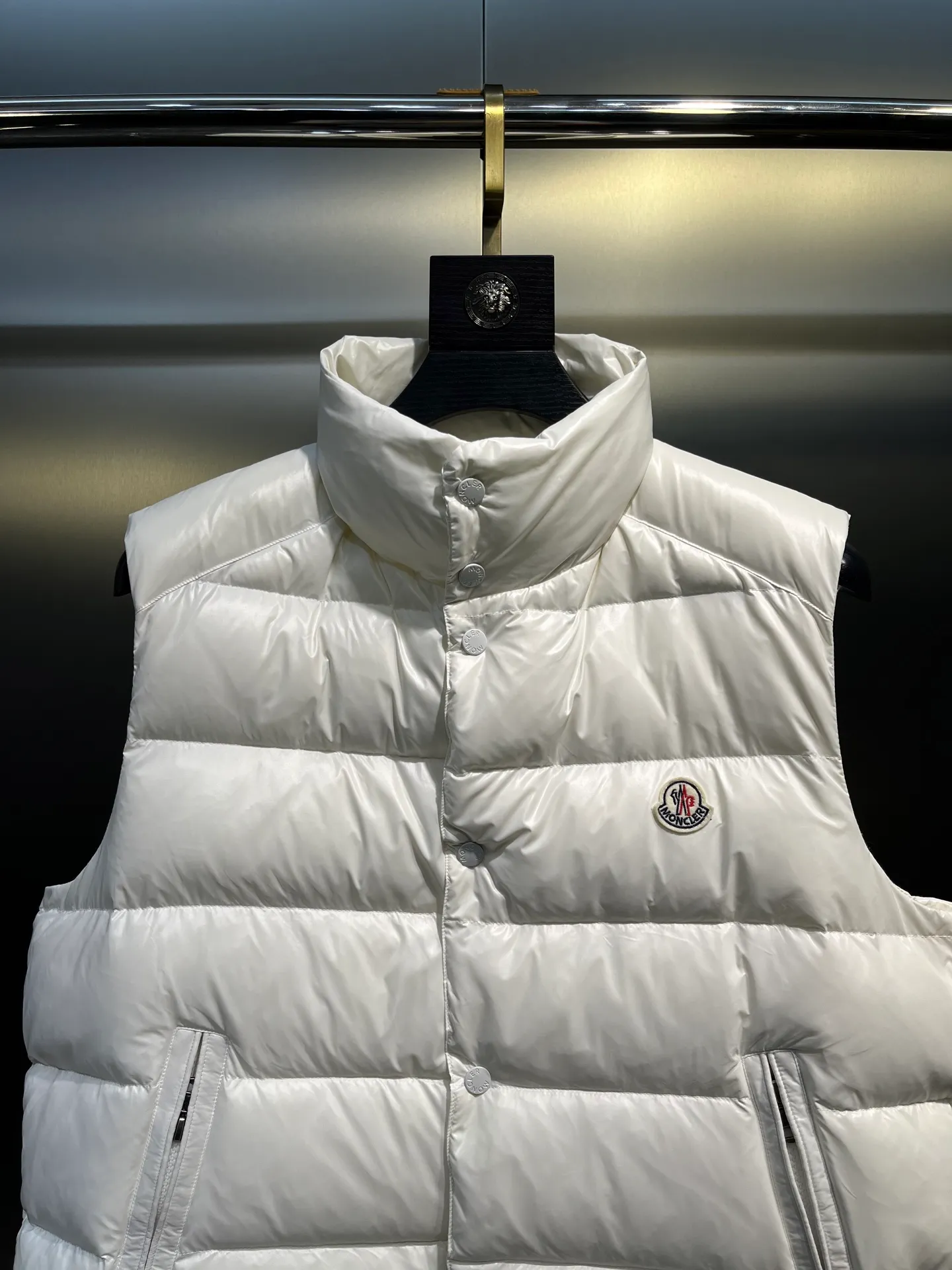 P490 moncler🌟Down vest Original customized hardware accessories are all imported and original customized. Welcome to compare. Absolutely high quality. Made of top-grade 95 white duck down. Super soft. Filled with fluffy and full feathers. Super heavy-duty. Fabric workmanship and perfect pattern. Note that the fabric is super comfortable. Exclusive model. Non-market product. Same style for men and women. Size: 123456