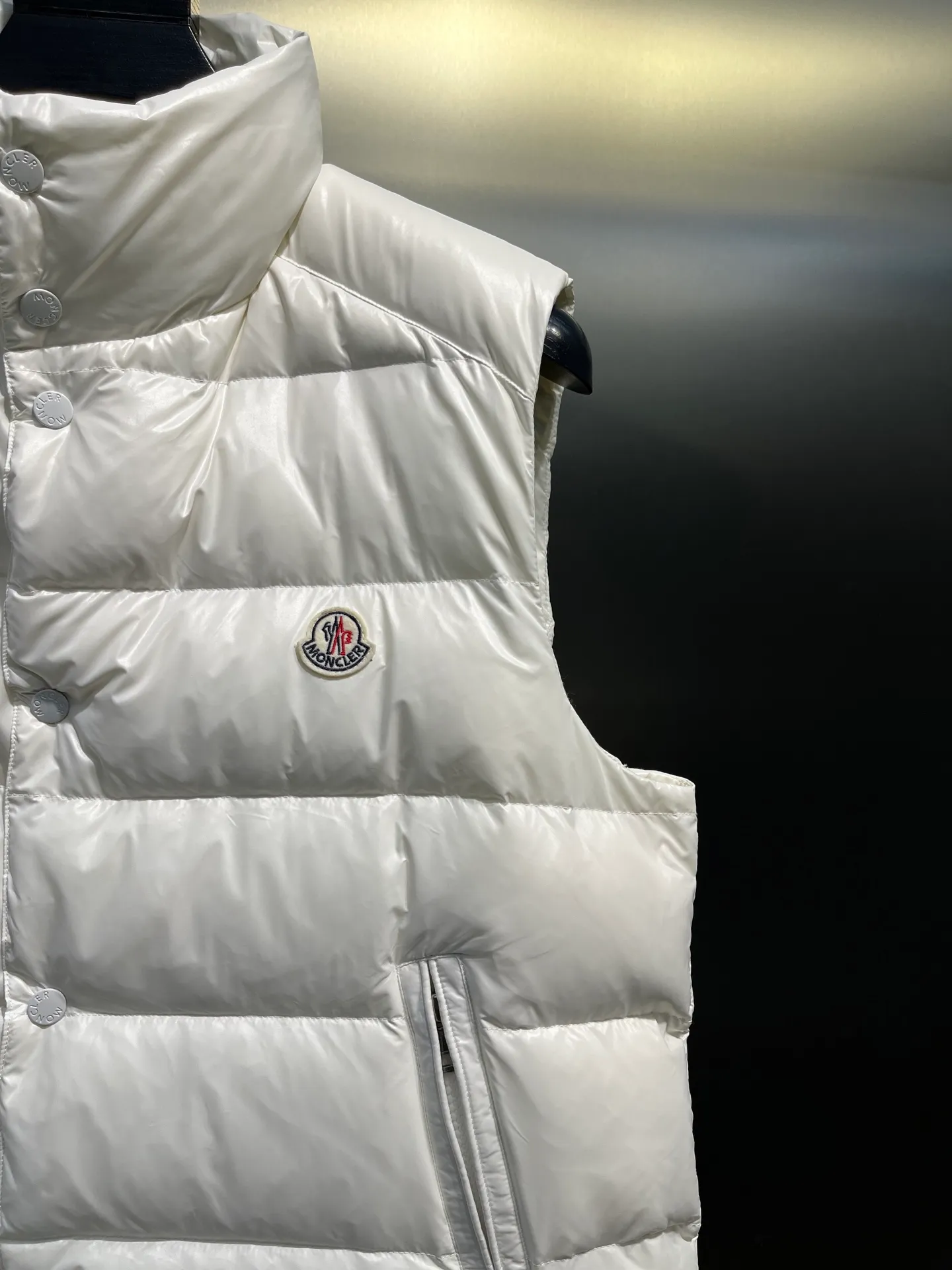 P490 moncler🌟Down vest Original customized hardware accessories are all imported and original customized. Welcome to compare. Absolutely high quality. Made of top-grade 95 white duck down. Super soft. Filled with fluffy and full feathers. Super heavy-duty. Fabric workmanship and perfect pattern. Note that the fabric is super comfortable. Exclusive model. Non-market product. Same style for men and women. Size: 123456